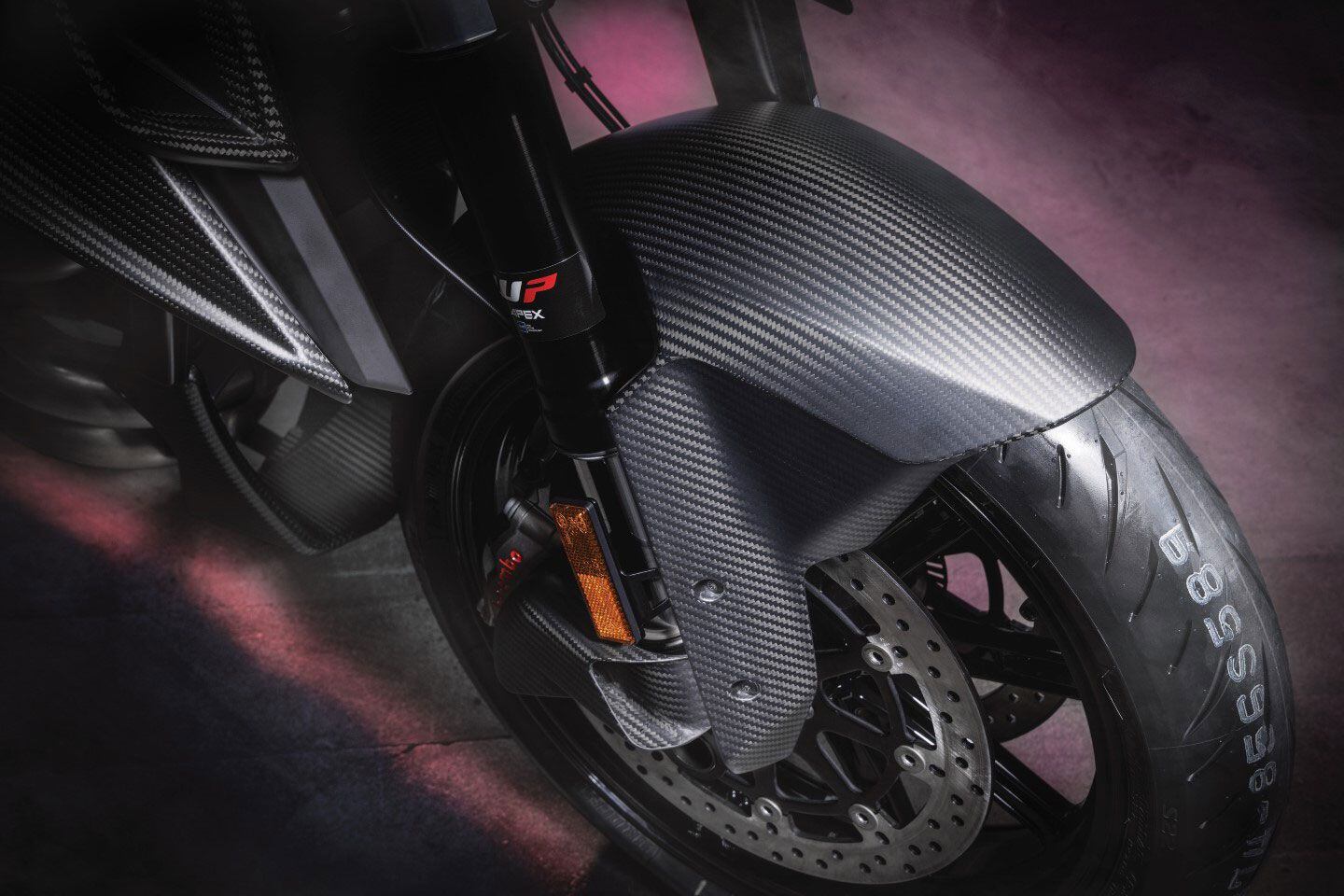 The 1300 R uses the same electronically adjustable WP Apex suspension as the KTM 1290 Super Duke R Evo.