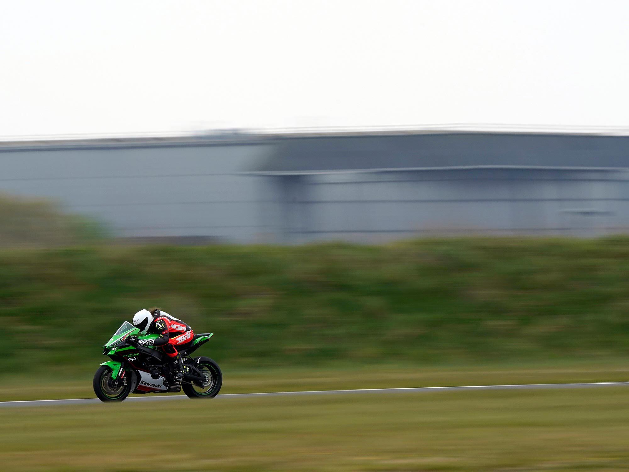 It’s easier to get “under the bubble” behind the ZX-10R’s new windscreen.