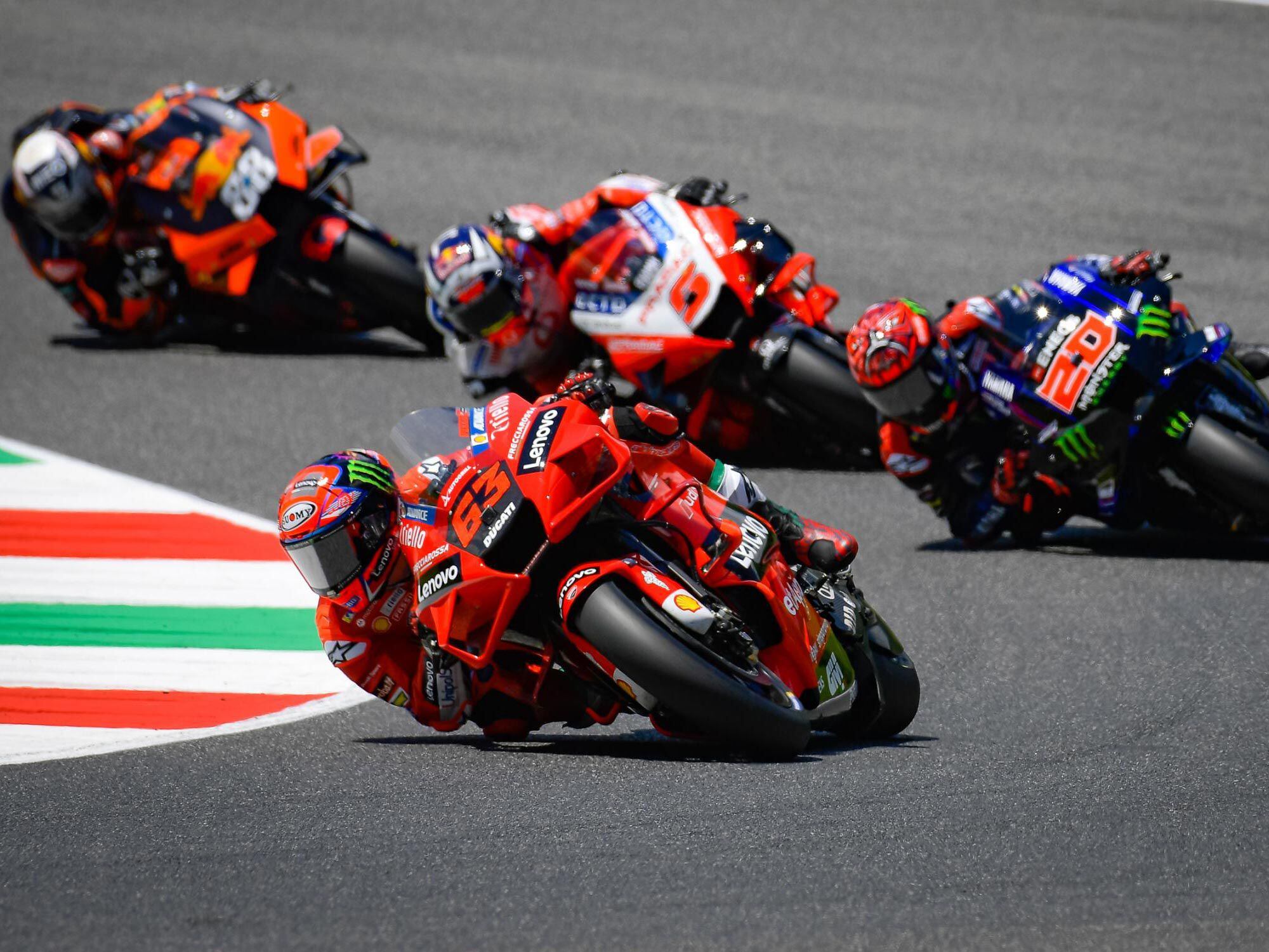 Francesco Bagnaia saltó por delante del grupo, pero no duró mucho.  Perdió el frente en la segunda vuelta.