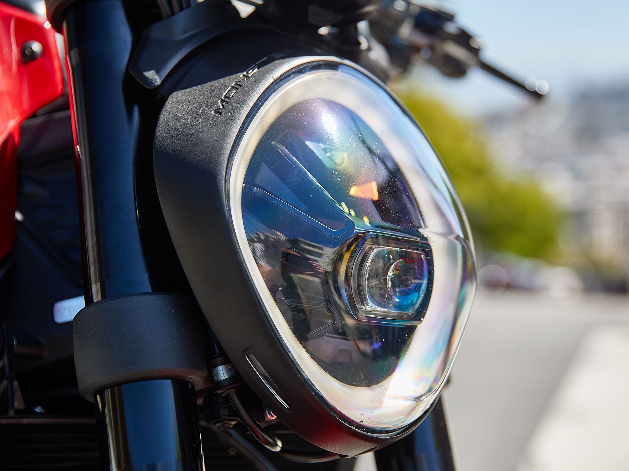 Roundish headlight.