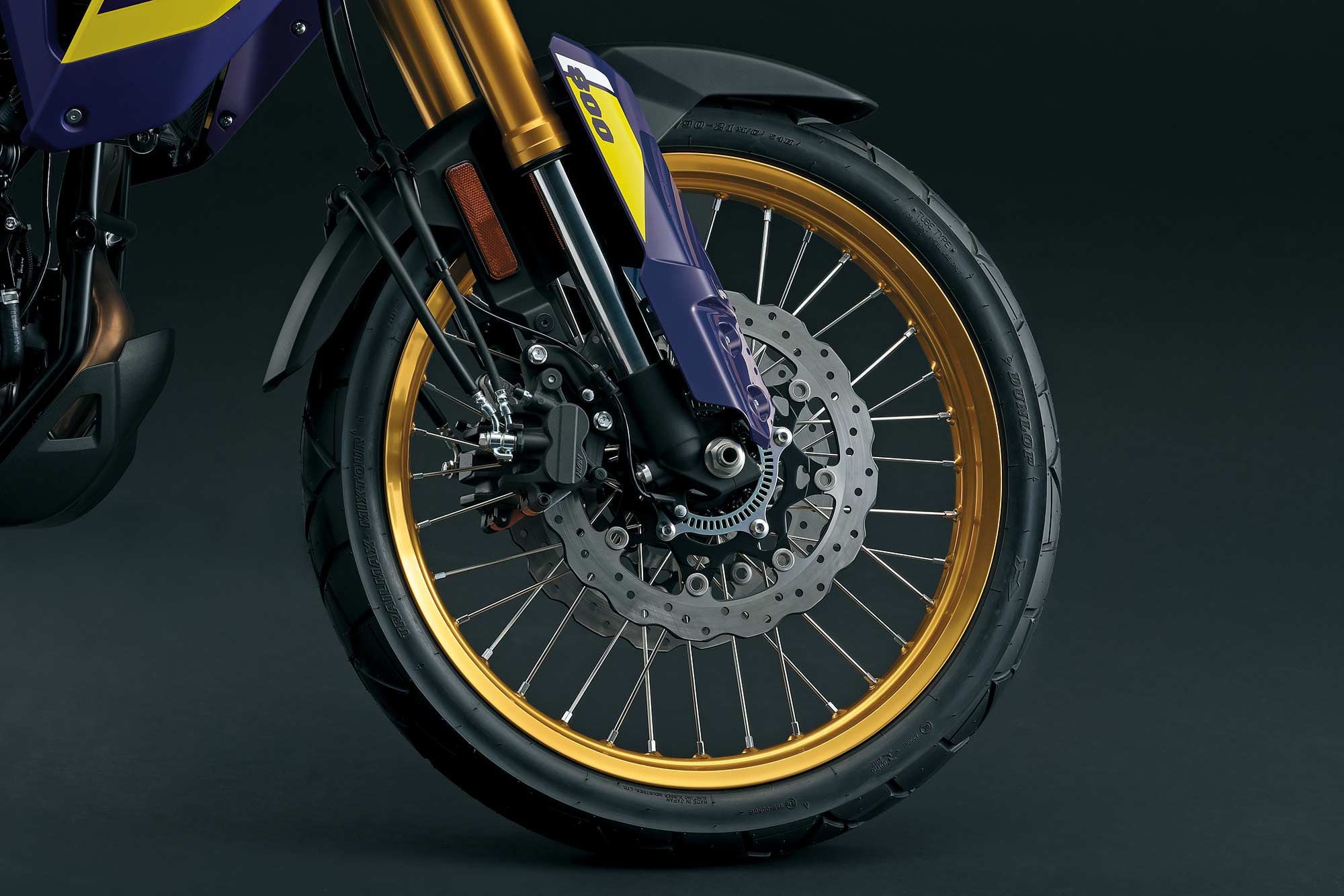Ambas as bicicletas têm um garfo Showa totalmente ajustável e freios Nissin padrão.  Vários modos ABS são selecionáveis.