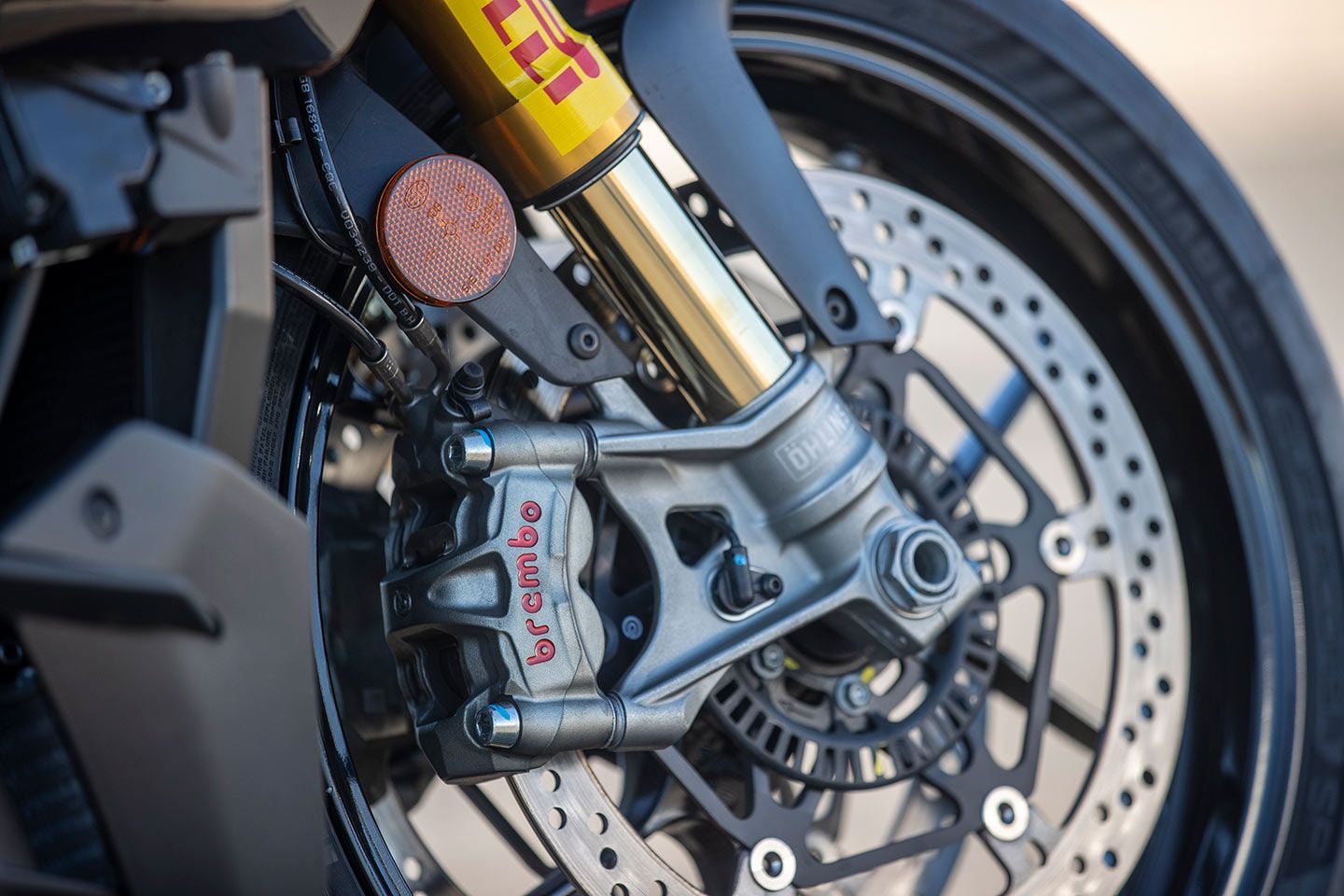 The Tuono uses Öhlins hardware and software for the suspension and Brembo brakes.