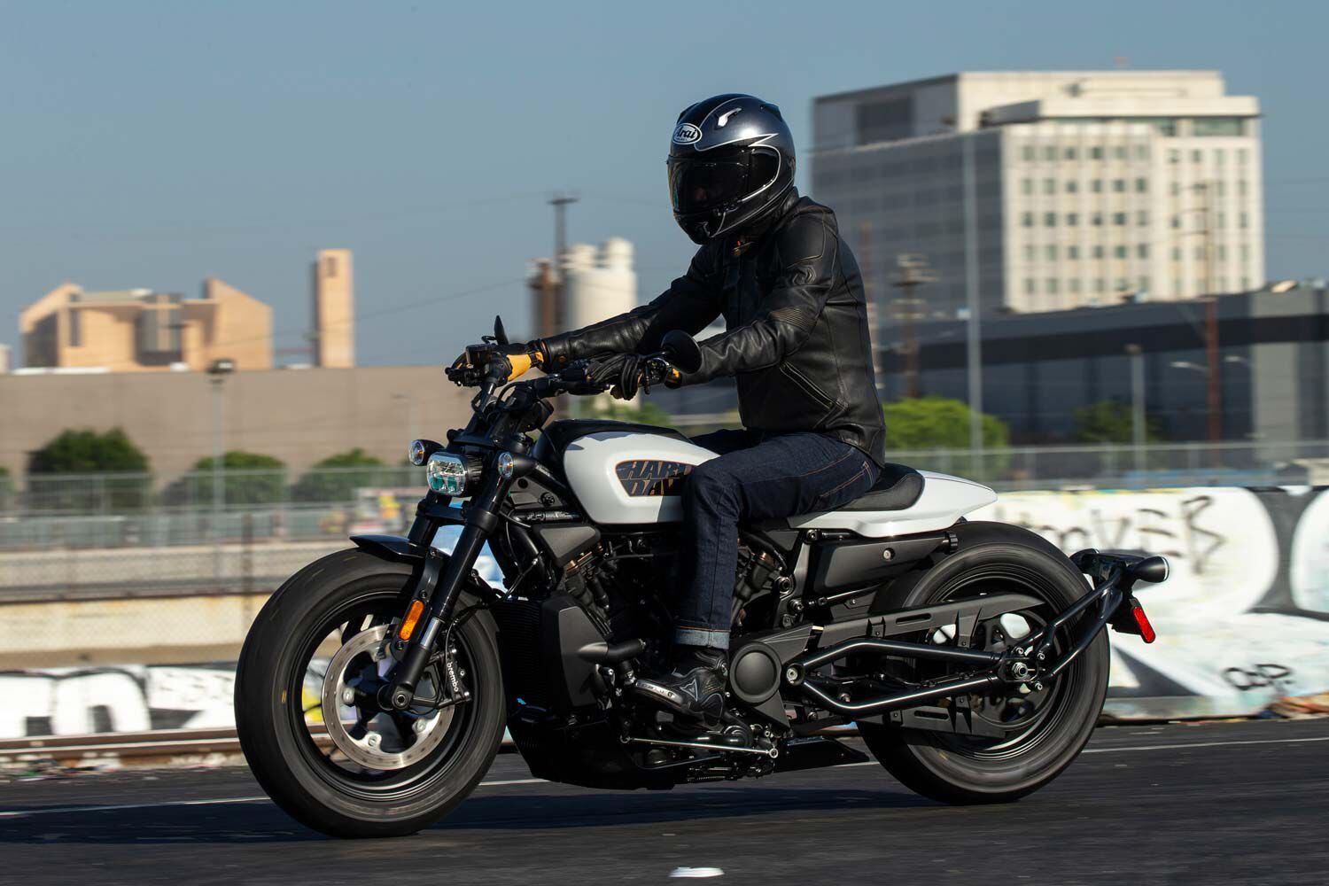 For years, the Sporster has been a throwback. The mechanical clatter and visceral feel of its powertrain made it refreshing in a world that feels increasingly anaesthetized. With ever stricter emissions regulations, Harley had to make a change. Harley-Davidson diehards may understandably mourn its loss. H-D reassures that they won’t be left behind. Exhibit A: The Electra Glide Revival.