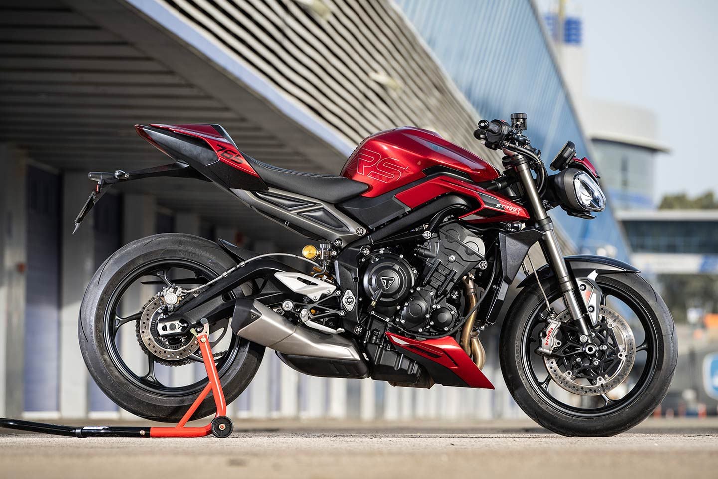 The Street Triple’s design continues to be centered around a nose-down stance. On a rear stand and stripped of mirrors, the RS looks undoubtedly sporty.