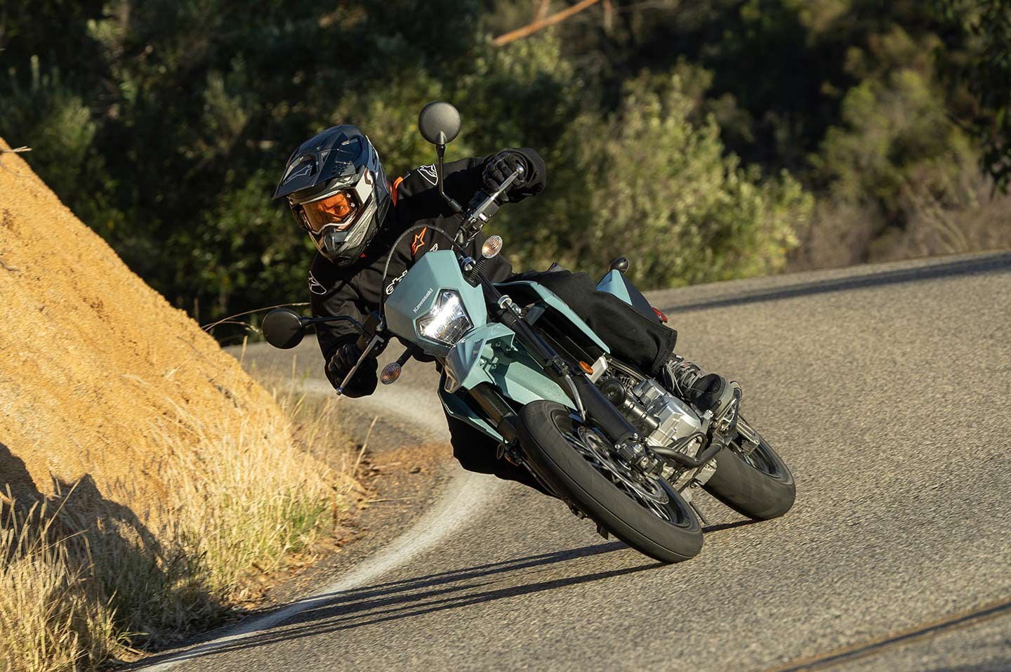 The direct steering of the KLX300SM makes it easy to tighten or open a corning arch.