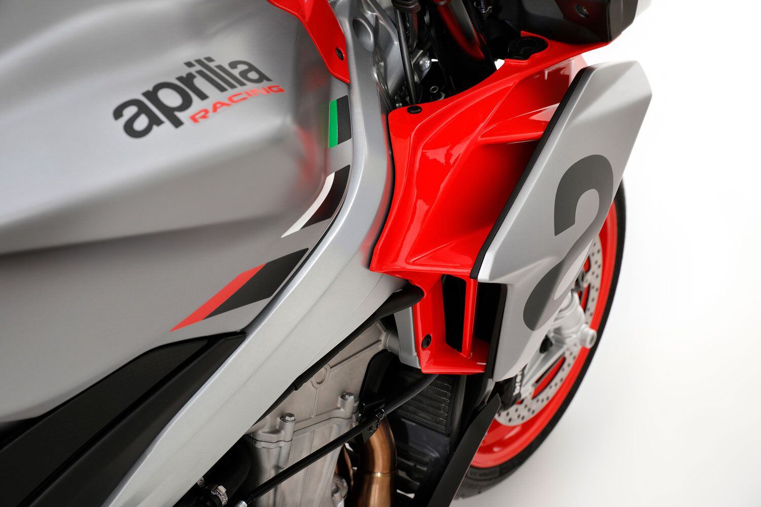 The Tuono carries over the RS 660’s double-fairing concept. Note: the two-piece cast-aluminum frame that’s bolted together at the steering head.