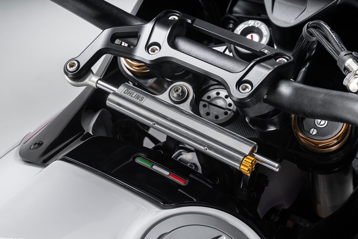 Derrière cet amortisseur de direction réglable Öhlins se trouvent des pinces triples en billette contenant des chandeliers de fourche KYB de 48 mm.