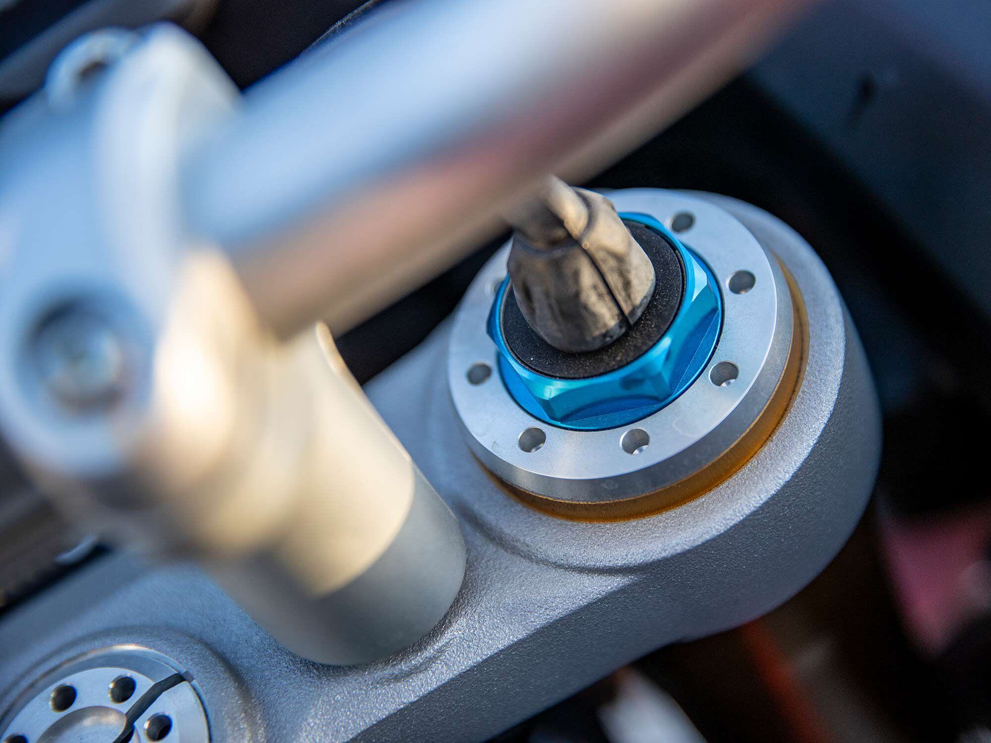 The Pikes Peak adopts the same semi-active Öhlins suspension components as seen on the Streetfighter and Panigale models, which utilizes the Smart EC 2.0 “events-based” algorithm.