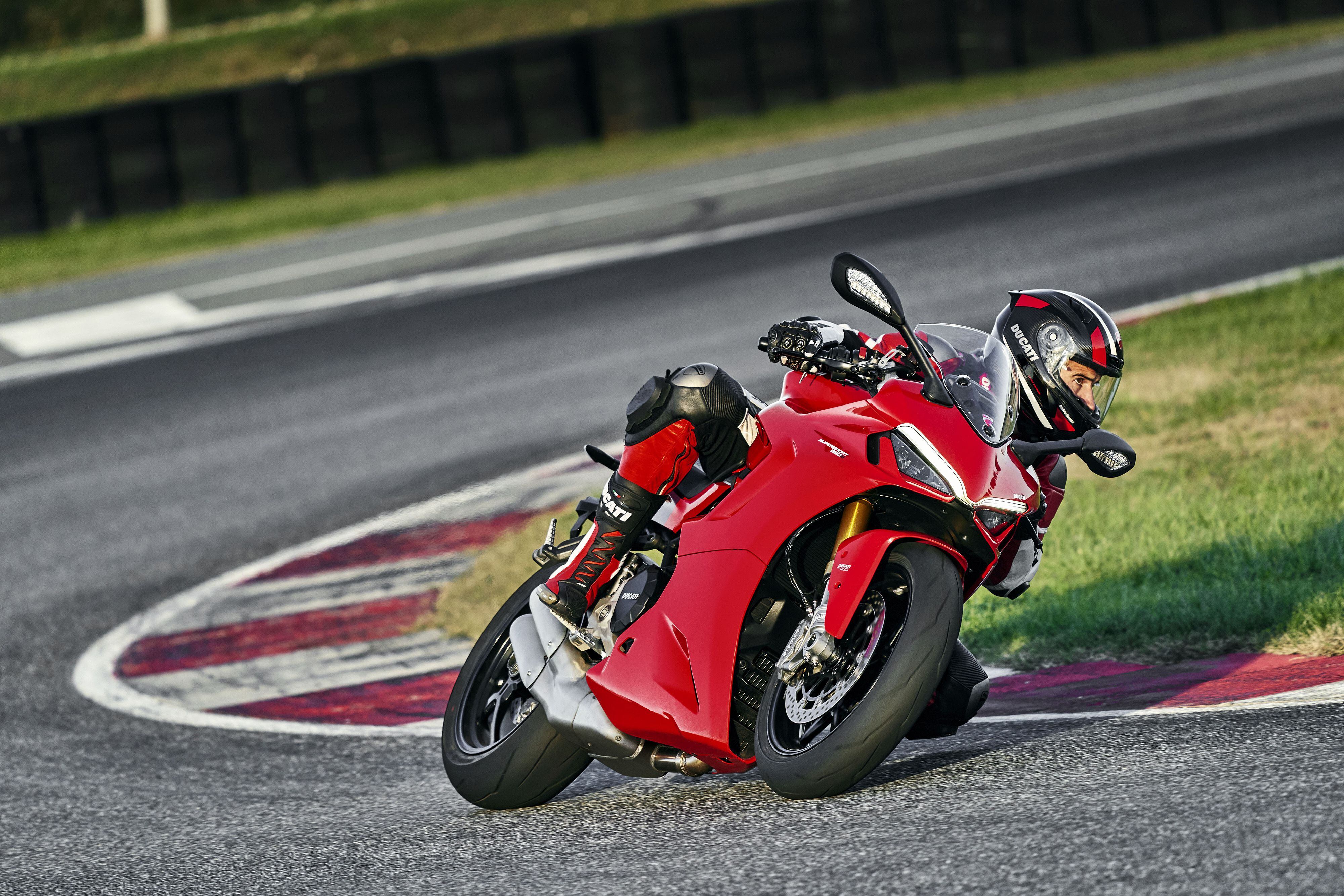 2021 Ducati SuperSport 950 S (Ducati Red)