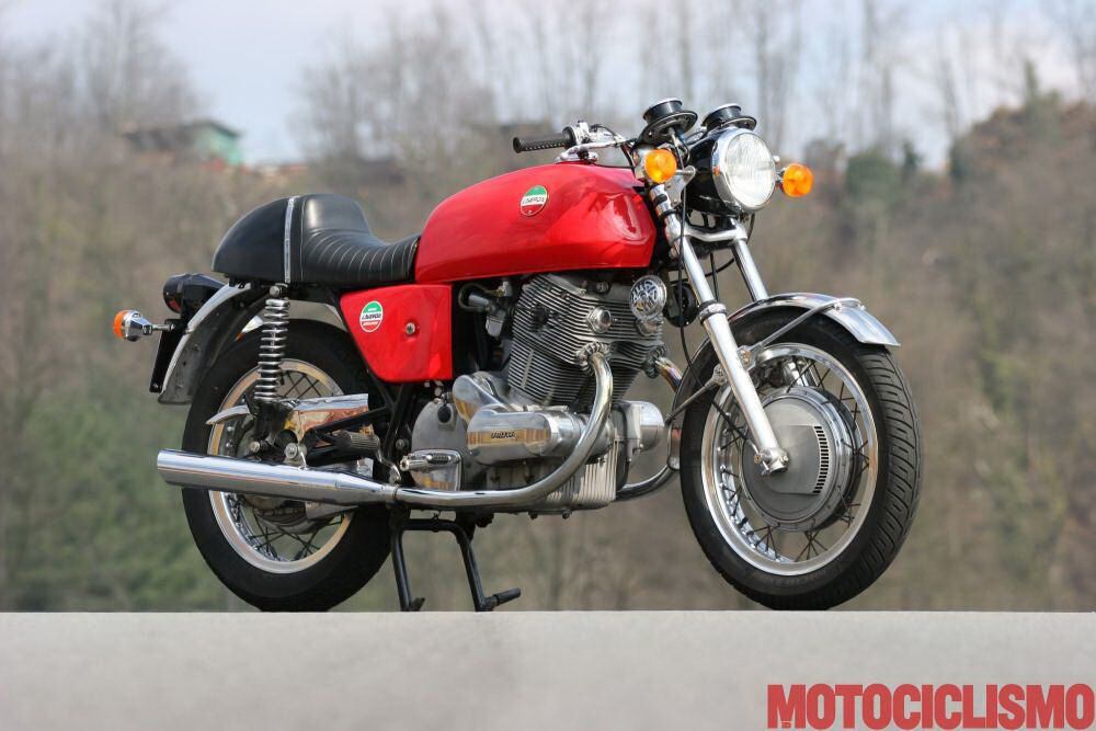 The 750 SF featured a massive Laverda-designed four-shoe front brake.