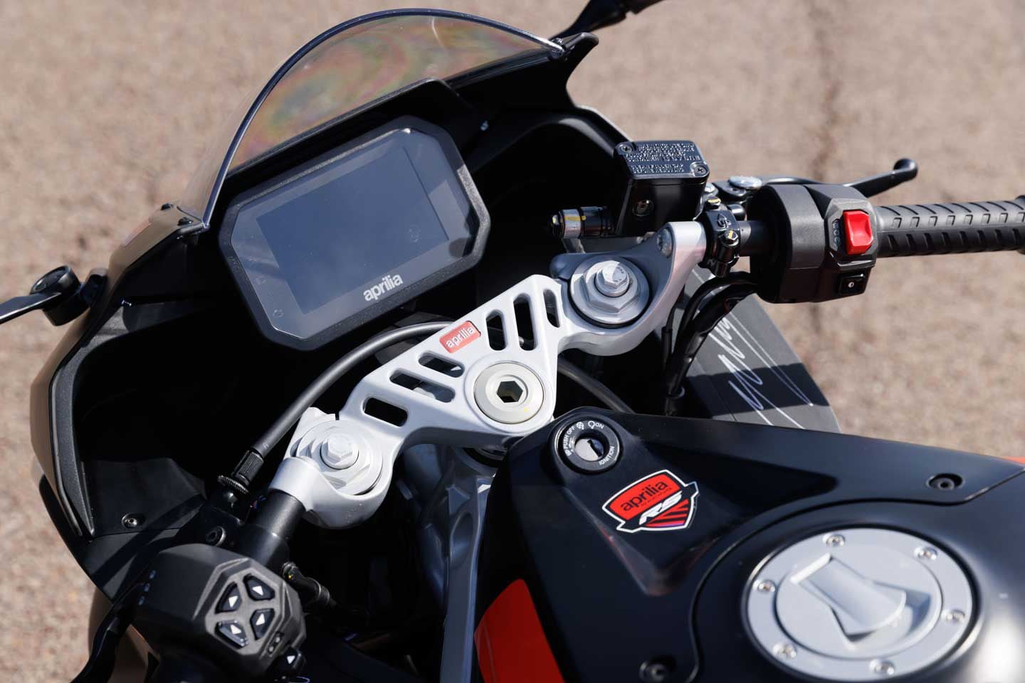 The up and down arrows on the left switch cube allow the rider to adjust ATC (Aprilia Traction Control) on the fly. On the right-hand switch cube, the square button under the start/stop switch allows the rider to cycle through the three ride modes (Sport, Eco, Rain).