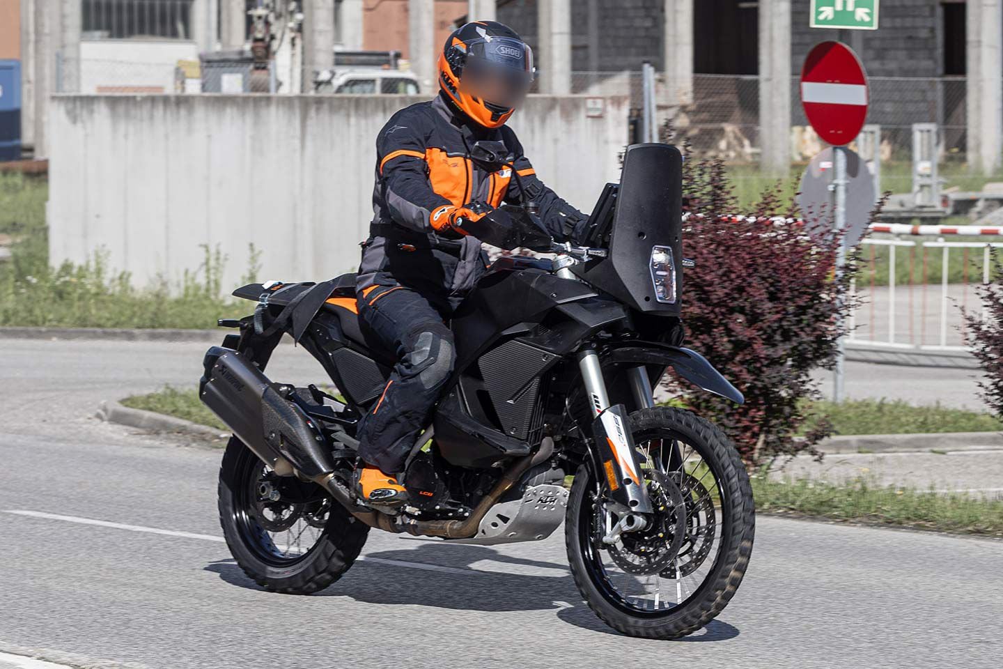 This is what is believed to be the 2025 KTM 1390 Rally that was recently spied out testing.