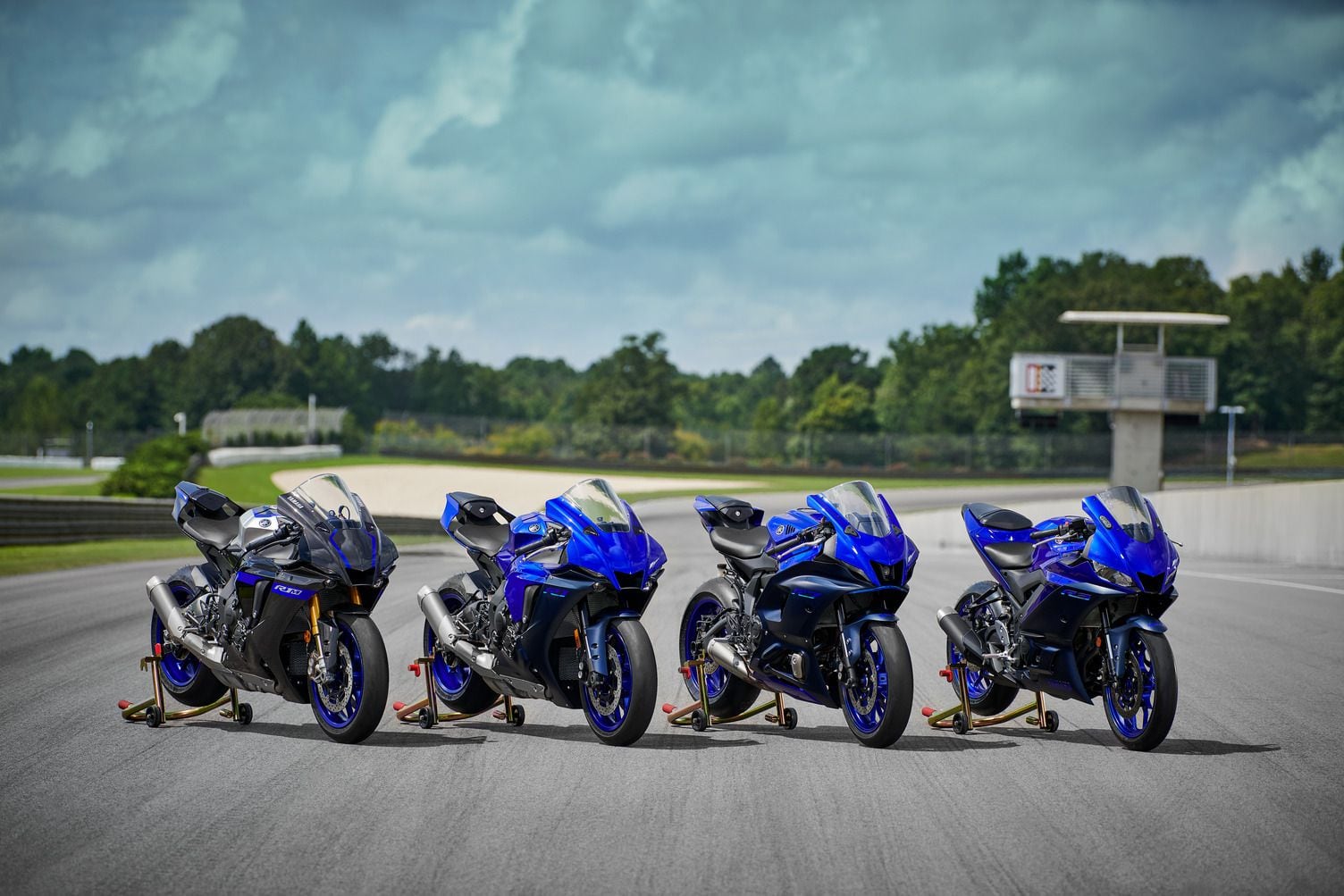 The R1, R7, and R3 models also offer an updated Team Yamaha Blue color scheme for 2022 (pay no attention to the R1M on the left).