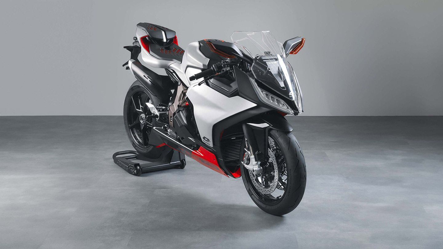 The prototype currently uses Öhlins suspension, but will likely run Marzocchi if it goes to production, as QJMoto has a partnership with that Italian brand.