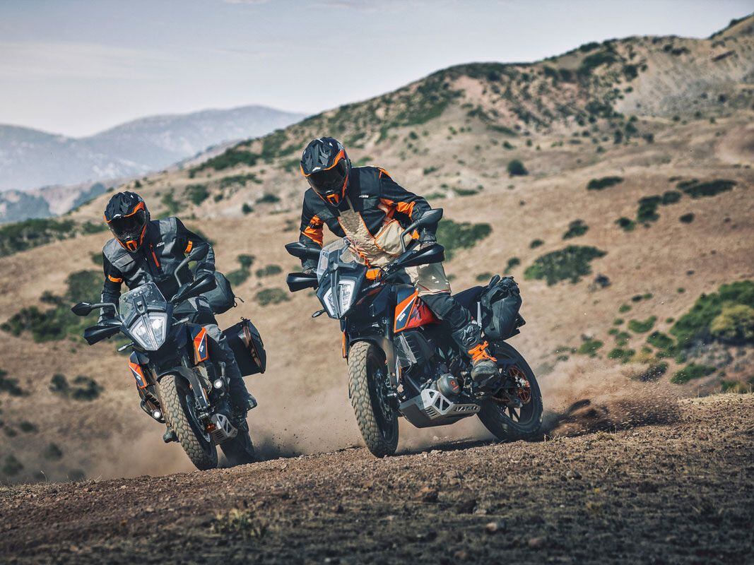 The frame, suspension, and brakes are unchanged for 2022, but there is a new Dakar-inspired blue and orange color option this year.