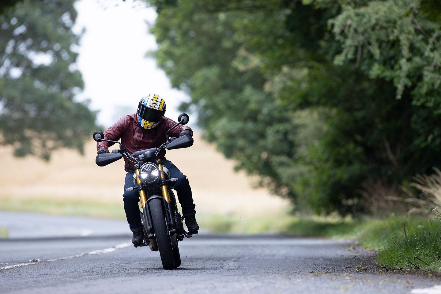 A wide and tall handlebar gives a spacious feel on the Scrambler 400 X.