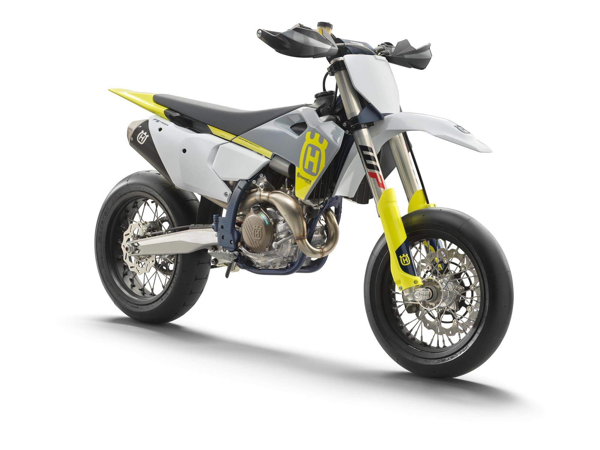 In addition to the functional changes made to the FS 450, Husqvarna fitted sleek new bodywork for a fresh look.