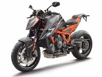 Studio KTM 1290 Super Duke RR 2023 sisi kiri tampilan 3/4