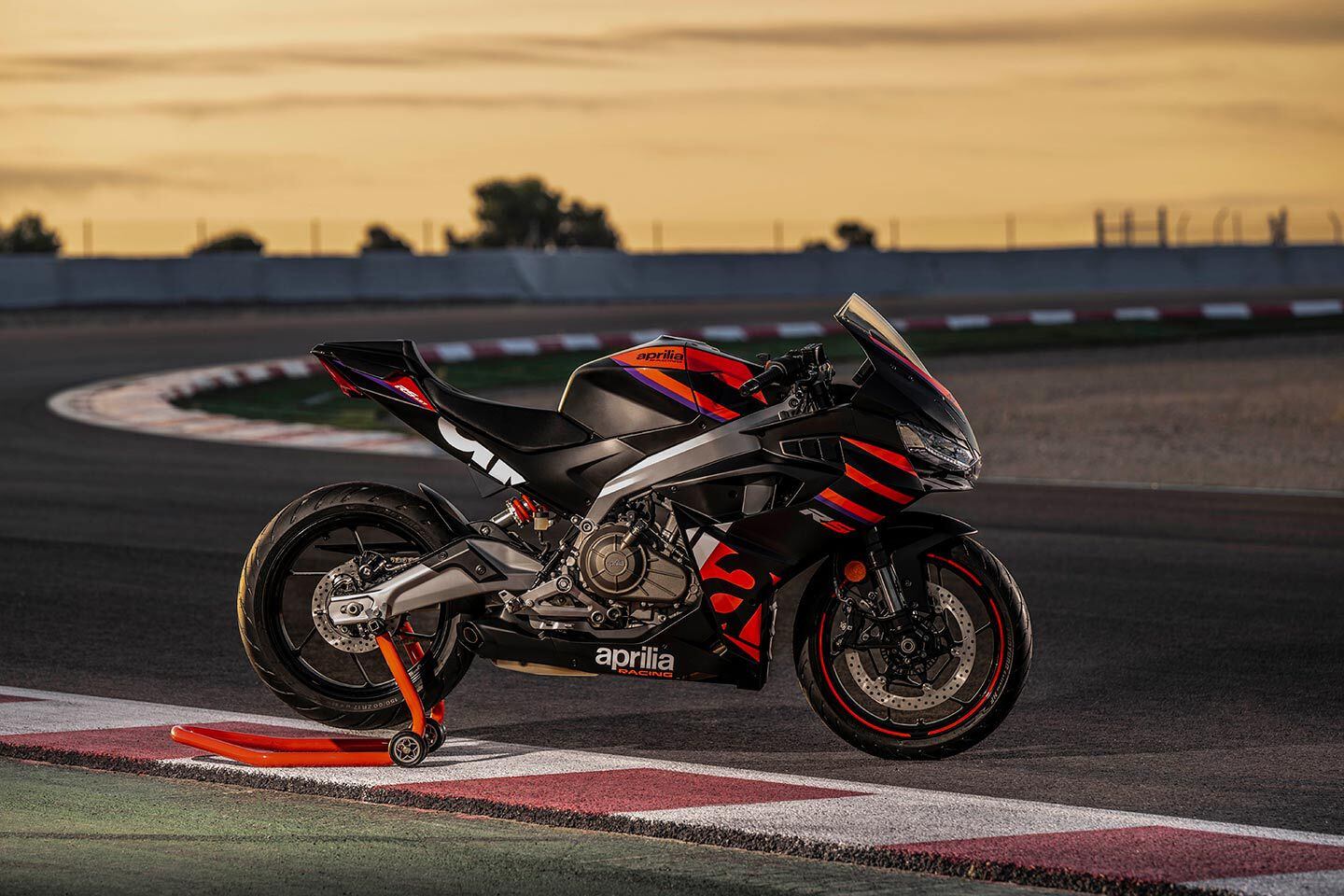 Smaller-displacement bikes have become an important piece of the lineup for manufacturers, and Aprili’s RS 457 has the potential to once again redefine the Italian brand’s sales success.