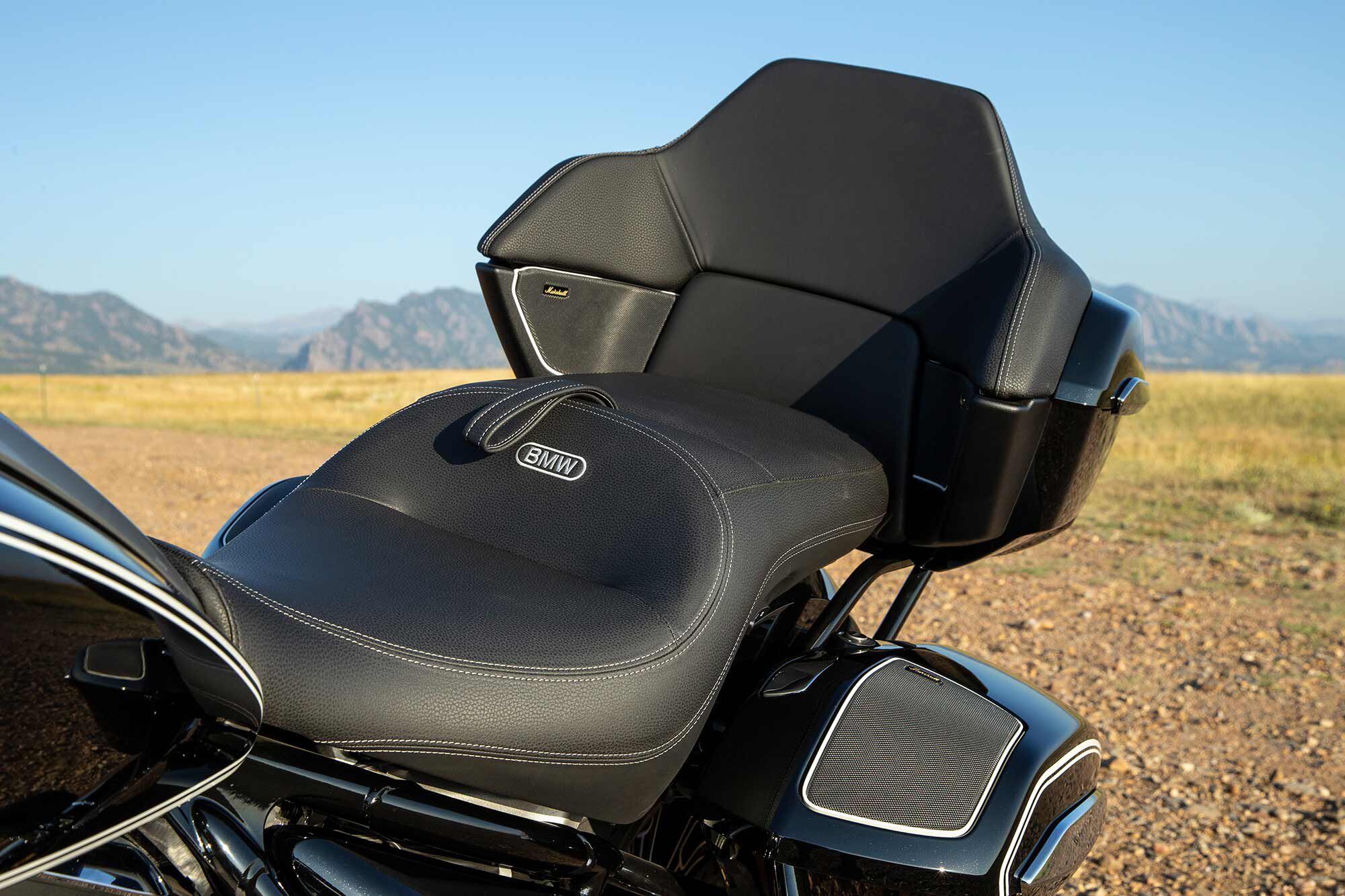 The wide seat of the Transcontinental extends past the edges of the rear fender, making it feel unstable while the passenger’s weight shifts.