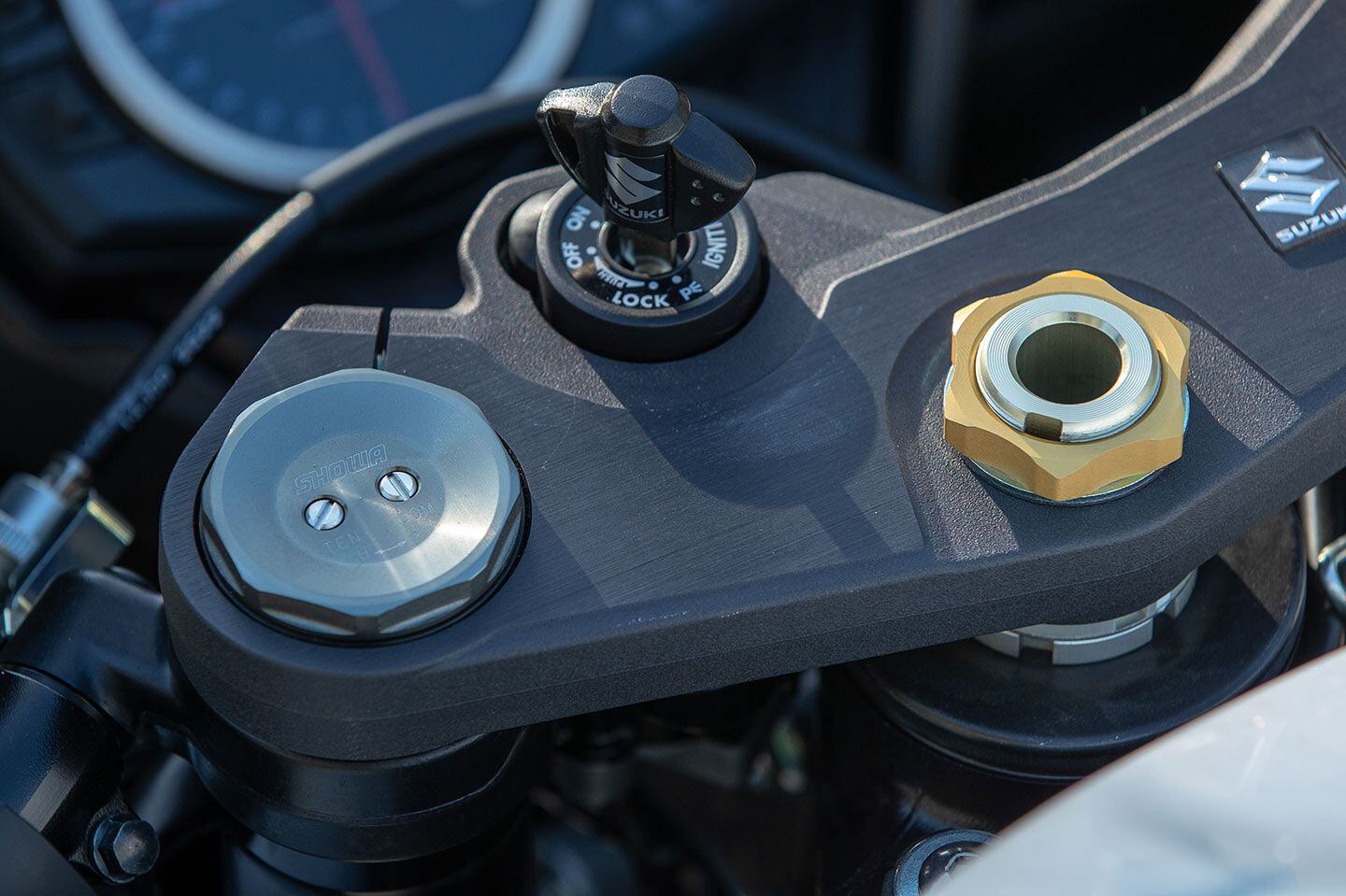 Shows Big Piston Front Fork is fully adjustable with rebound (Ten) on the left and compression (Com) on the right.
