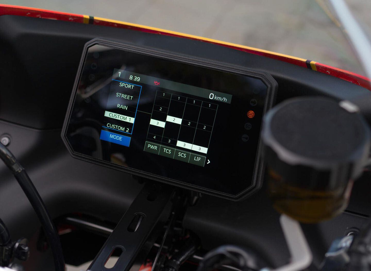 R1-derived six-axis IMU enables a full suite of electronic rider aids; settings can be accessed from the 5-inch TFT display.