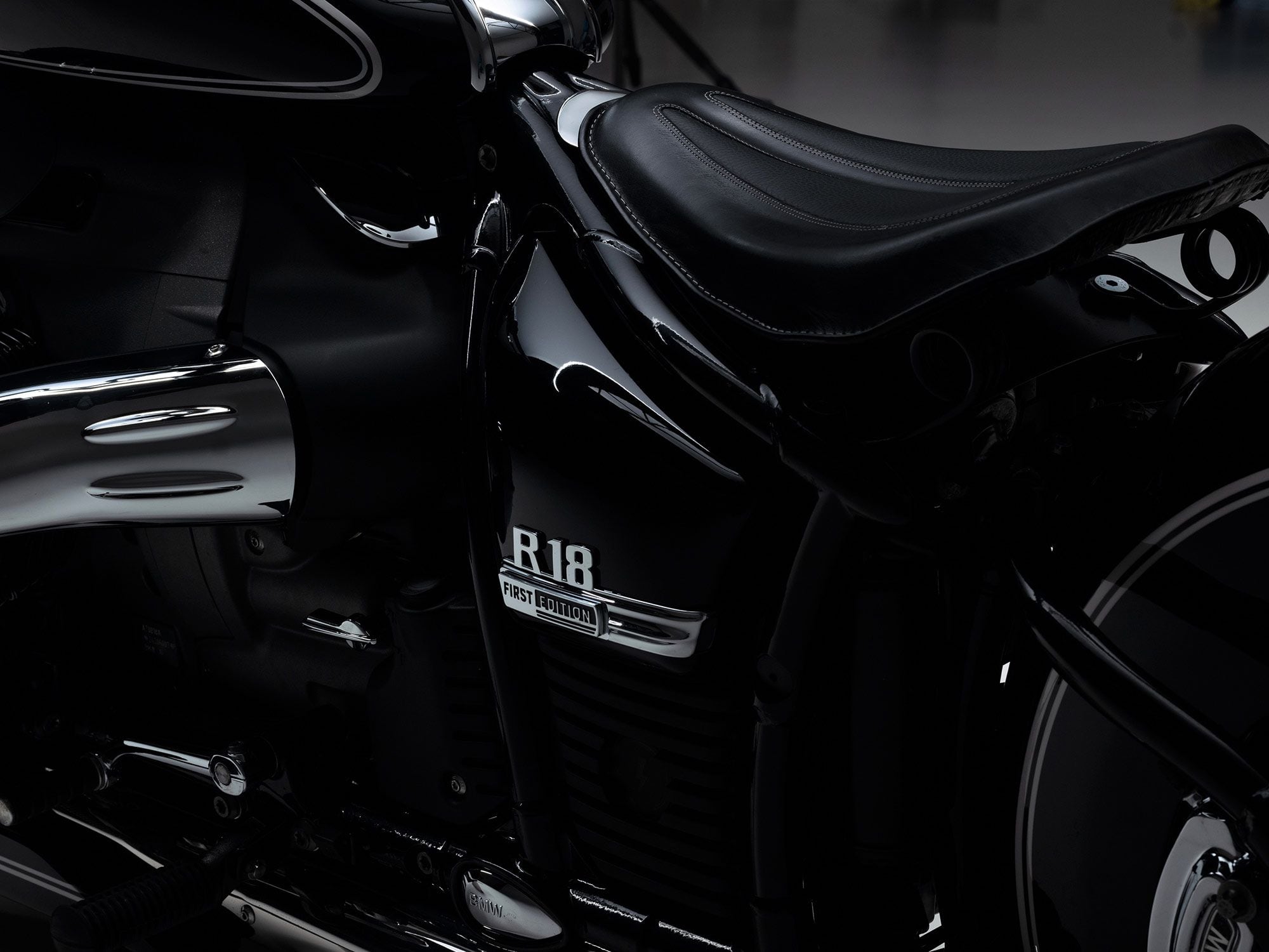 The nicely proportioned solo saddle comes straight out of BMW’s accessory catalog.