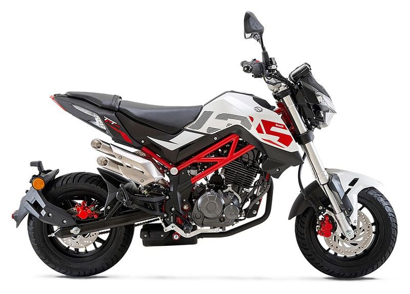 Bigger is not always better, but in the minimoto class, it’s good to have a power advantage. The Benelli TNT135 uses a 135cc engine producing a claimed 11.3 hp.