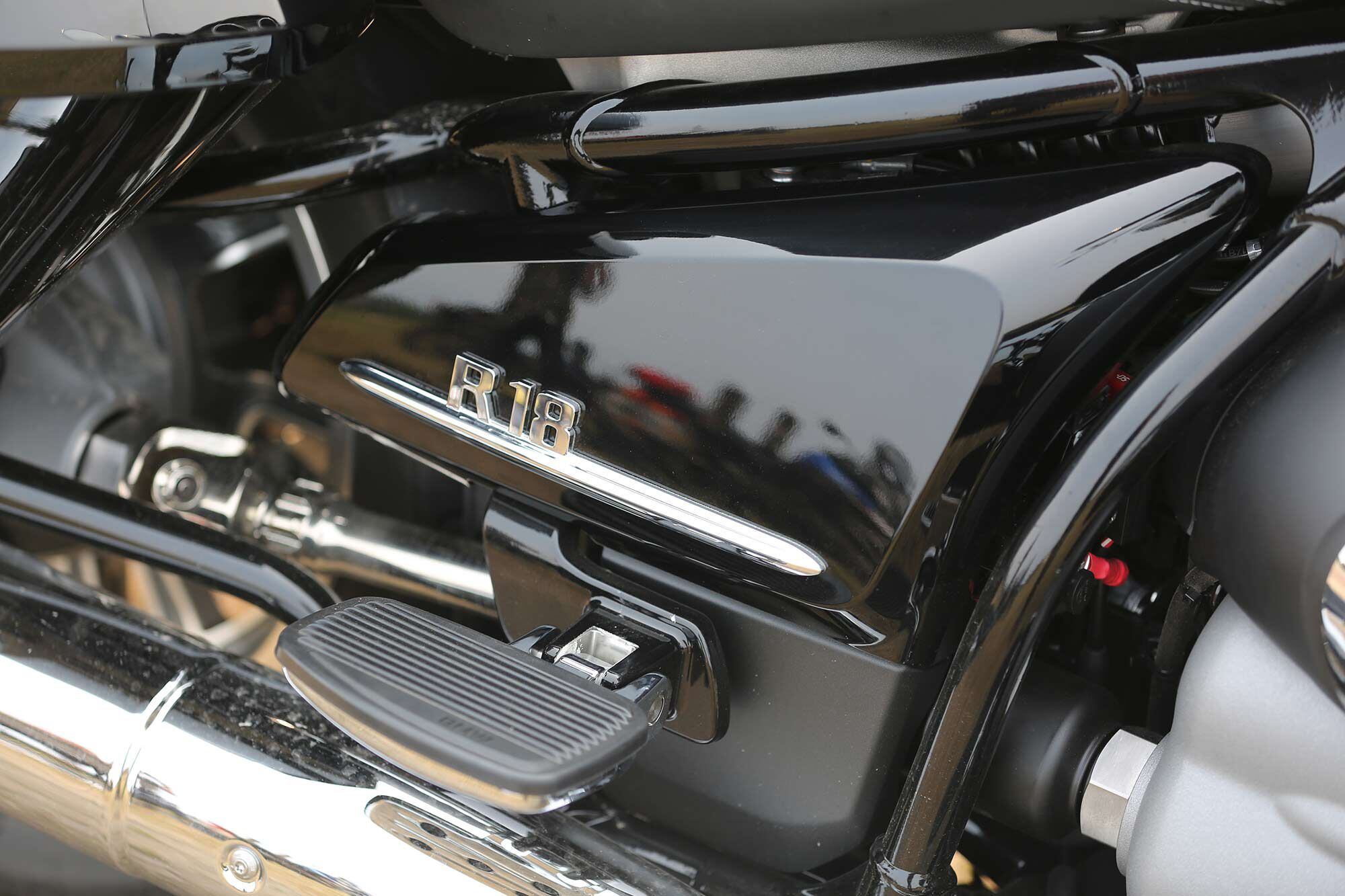 Passenger floorboards come standard on R 18 Transcontinental models.