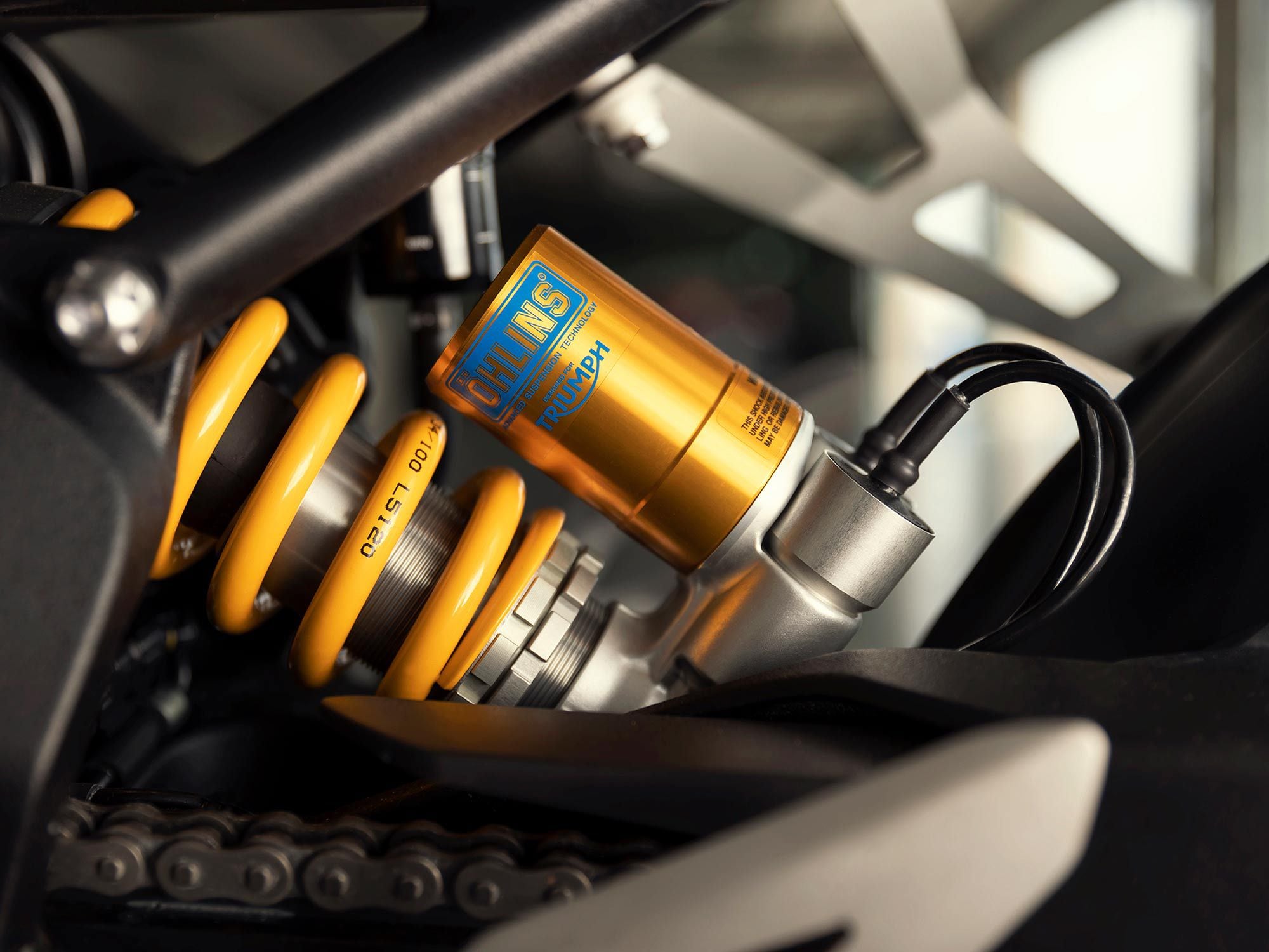 The Speed Triple 1200 gets Öhlins’ Smart EC 2.0 electronically adjustable semi-active suspension, front and rear.