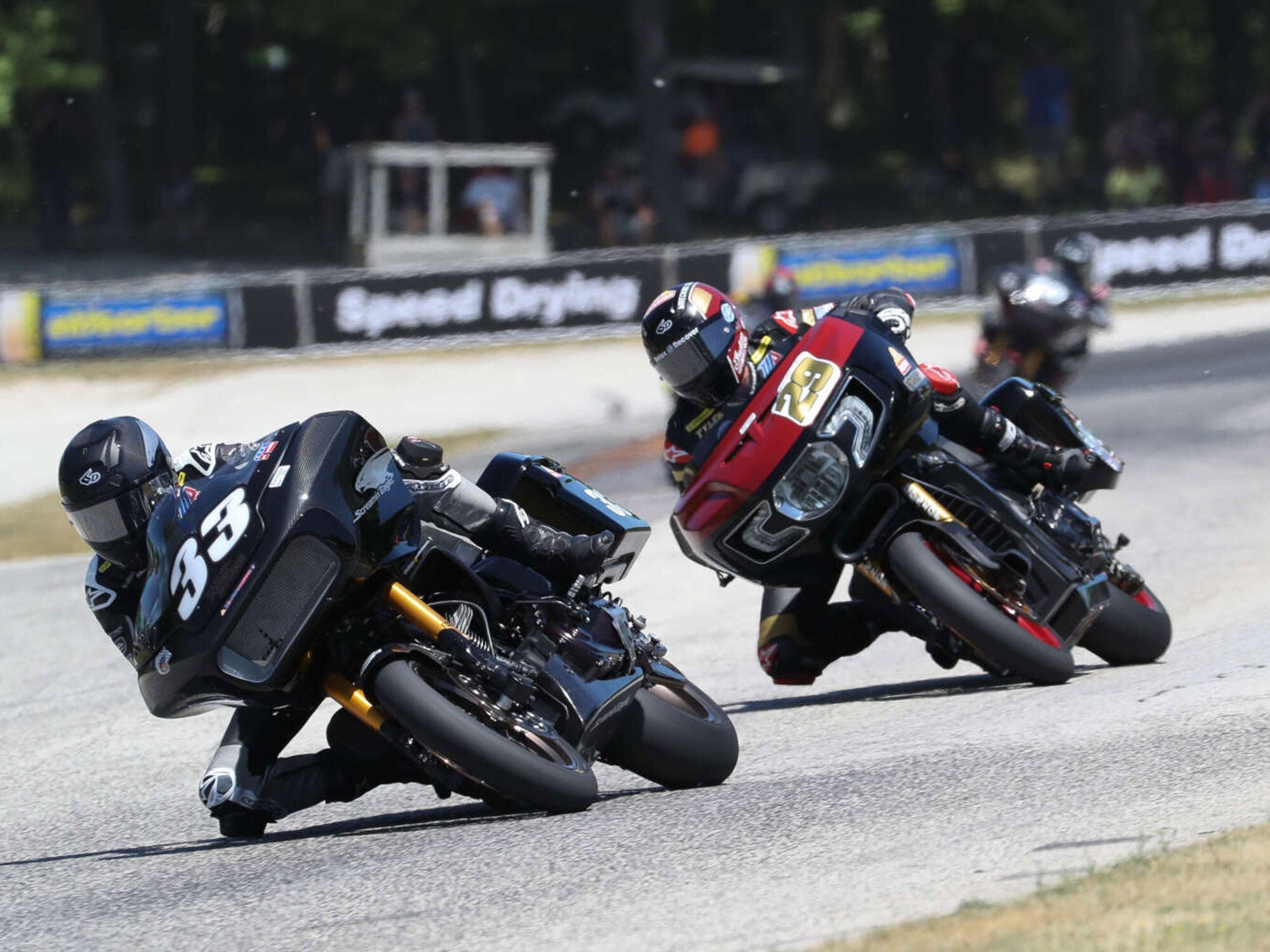 El ganador Kyle Wyman lideró la carrera de KOTB de la ronda 2 la mayor parte del camino, con Tyler O'Hara justo detrás.