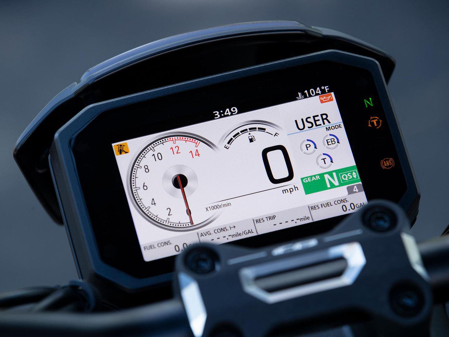A 5-inch full-color TFT screen offers four types of speed/rpm display as well as fuel gauge/consumption, riding mode selection/engine parameters, and a Shift Up indicator. Management is via buttons on the left handlebar.