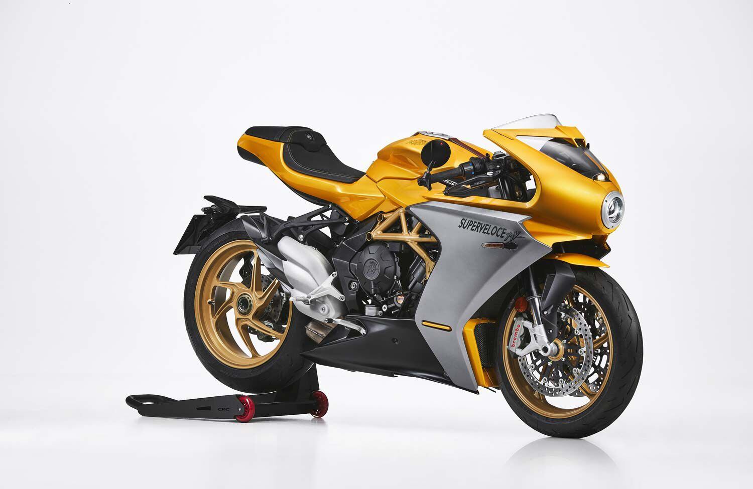 A single elliptical, full LED headlight dominates the Superveloce 800’s classic front form. MV calls it “vintage.”