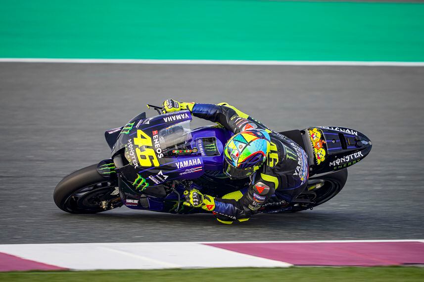 Valentino Rossi di trek di atas motor Yamaha-nya.
