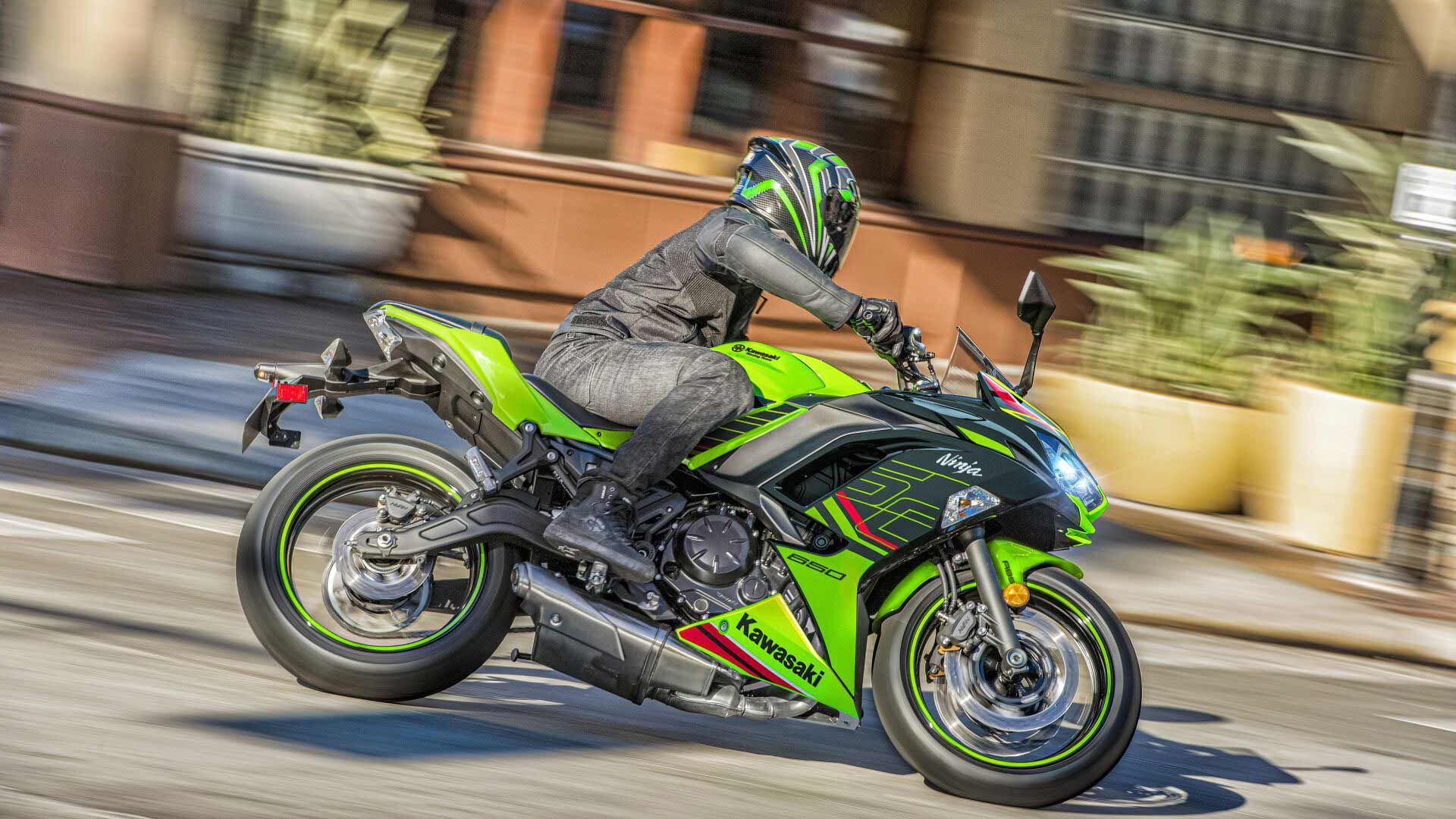The Ninja 650 occupies a popular niche: performance, Ninja heritage, and the light weight and narrow layout of a parallel-twin engine.