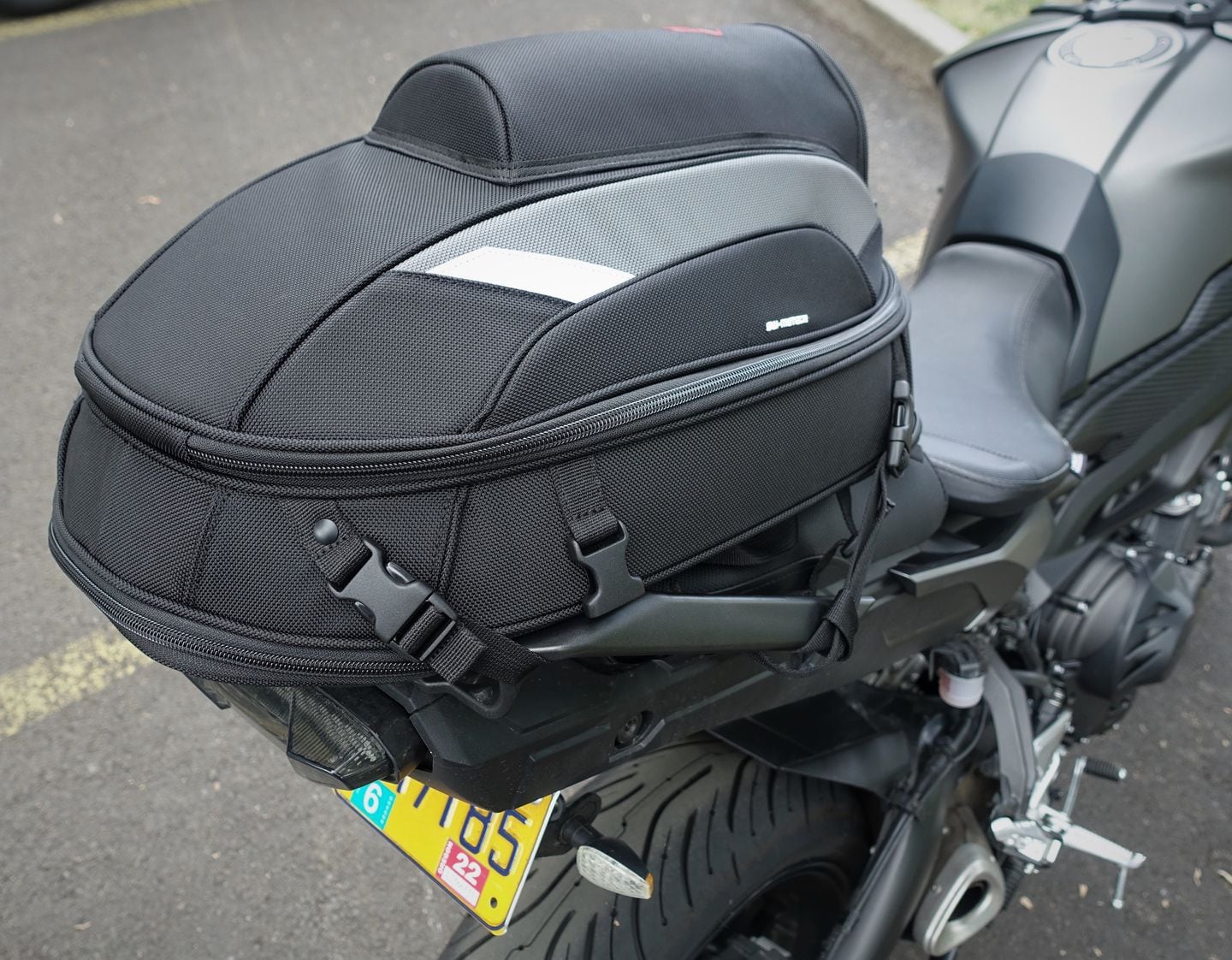 SW-MOTECH(エスダブリューモーテック) ジェットパック SW-Motech Tail Bag Review | Cycle World