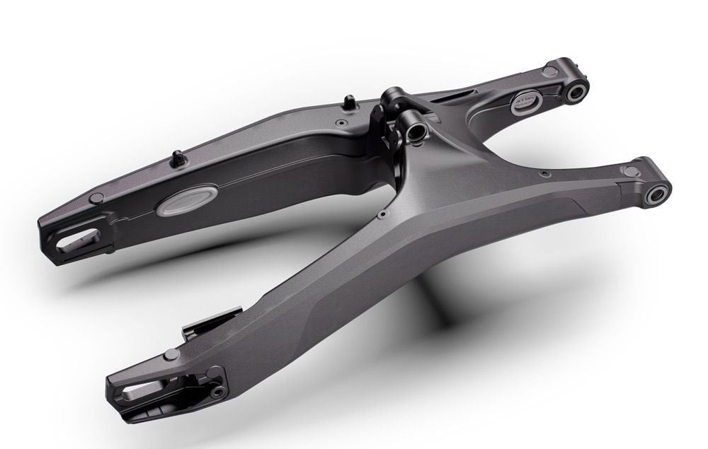 The 990 Duke’s swingarm is gravity die-cast, for less weight. It also has more flex, for better bump absorption.