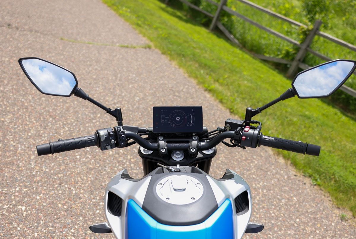 A look at the upright position of the 300NK's cockpit and its 5-inch TFT display.