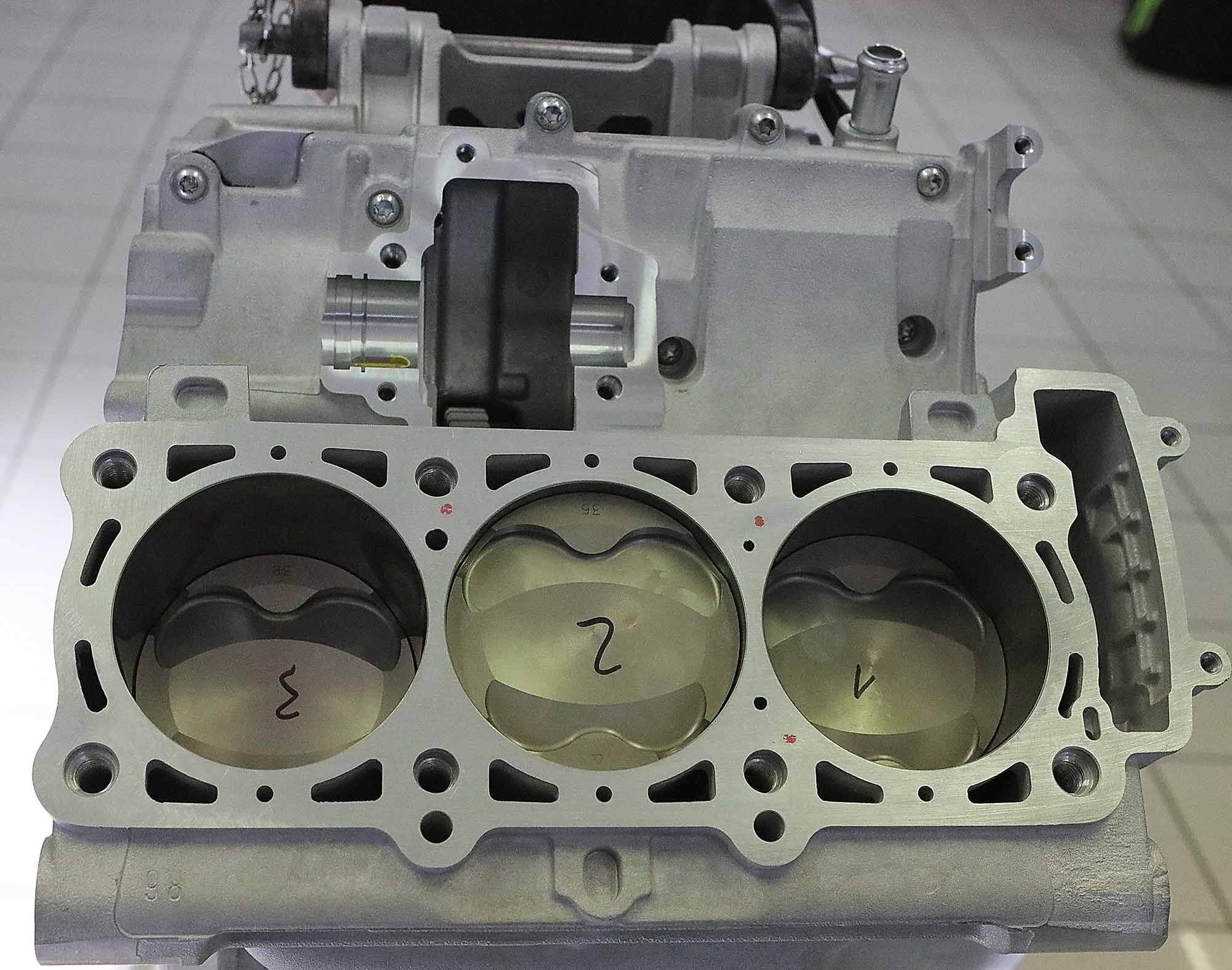 The cylinder block is a closed-deck design. The 81mm pistons have a clean top with large squish areas and a 12.5:1 compression ratio. Cylinder block, crankcase, and head are all gravity sand cast. New dies ensure superior quality and structural consistency.