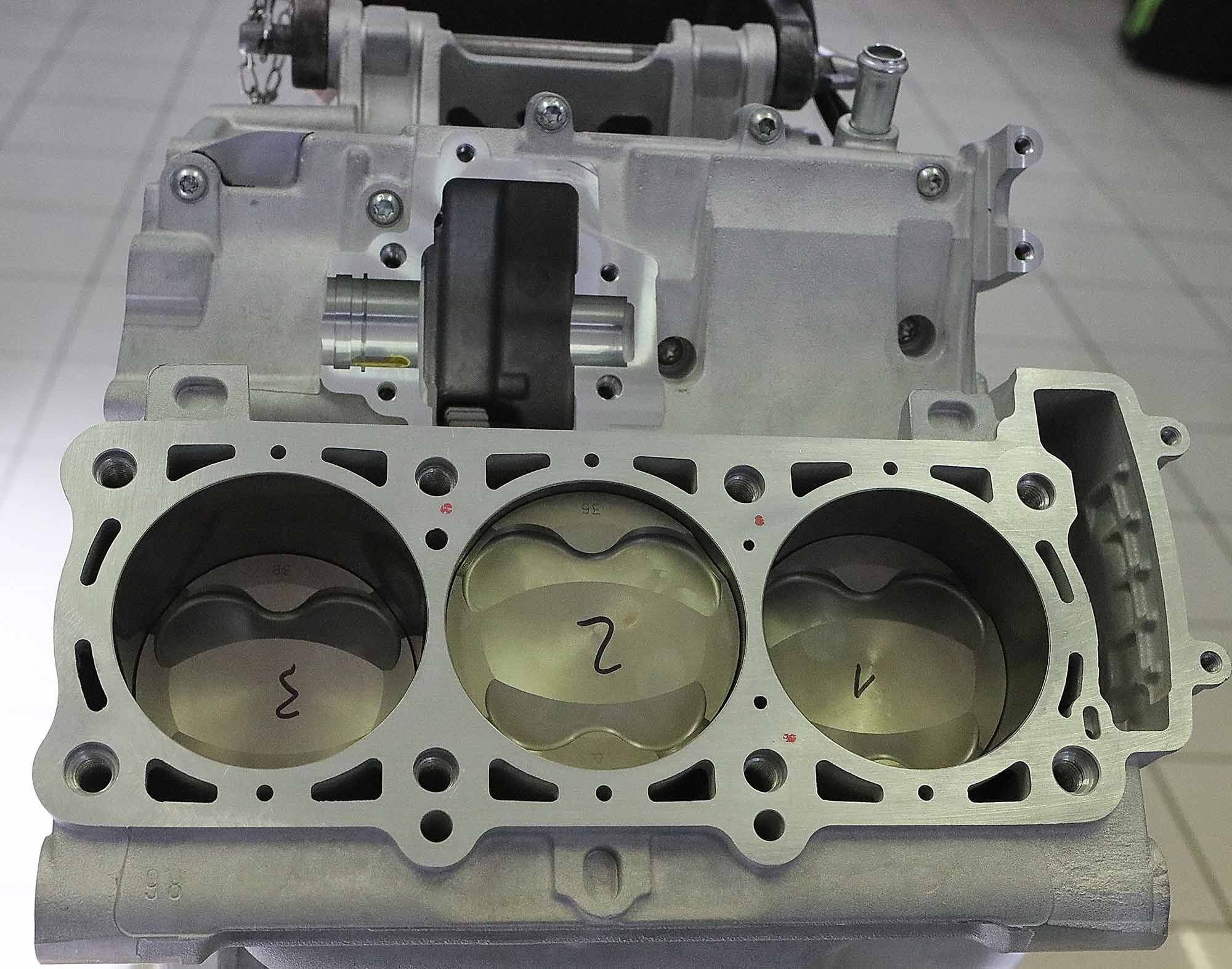 The cylinder block is a closed-deck design. The 81mm pistons have a clean top with large squish areas and a 12.5:1 compression ratio. Cylinder block, crankcase, and head are all gravity sand cast. New dies ensure superior quality and structural consistency.