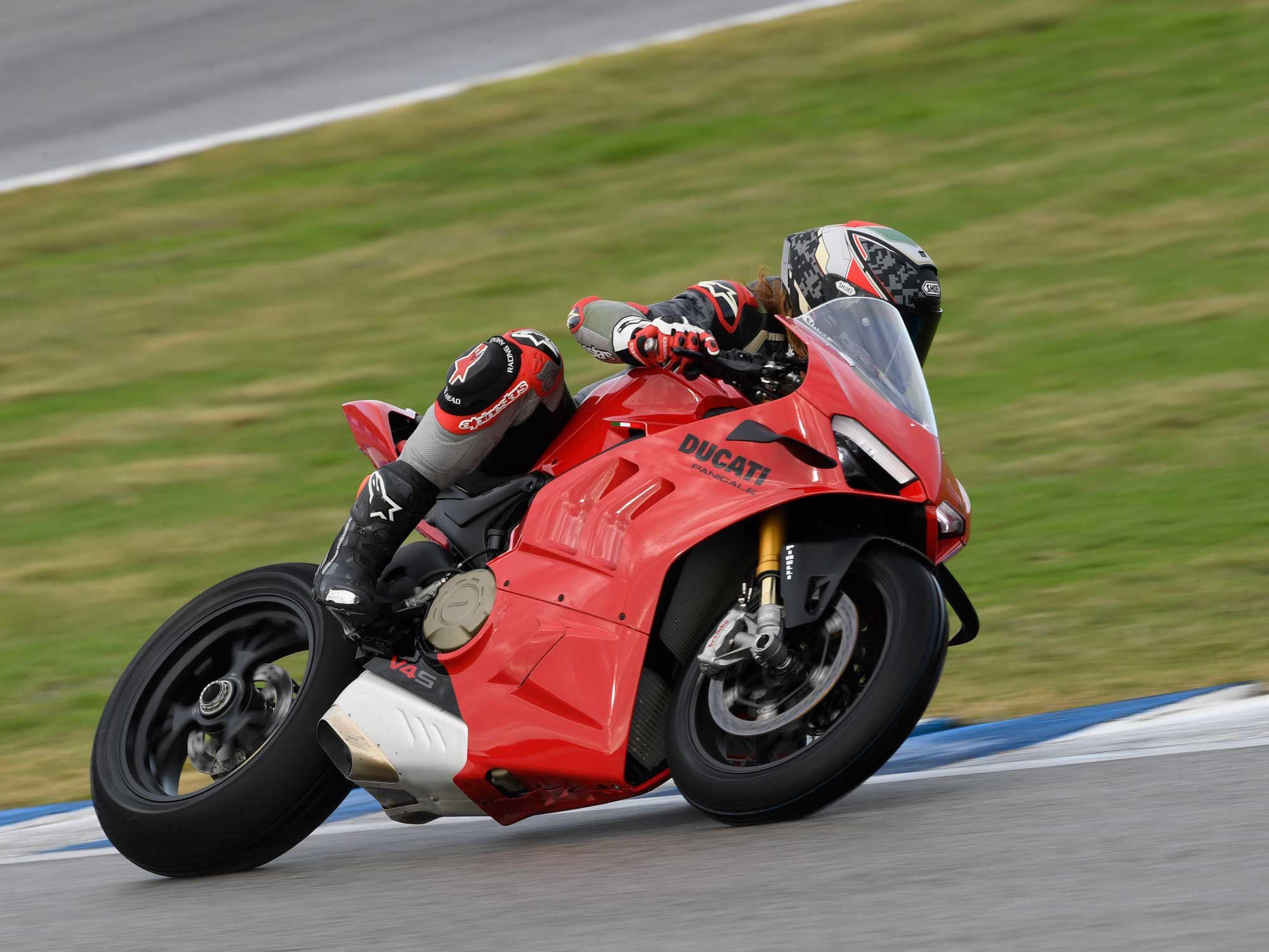 With a few pushes of a button the 2022 Panigale V4 S goes from mild to wild. This makes it easy for all riders to get up to speed with.
