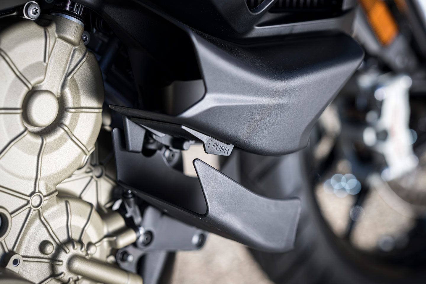 Adjustable air scoops direct cooling air to the rider’s lower extremities.