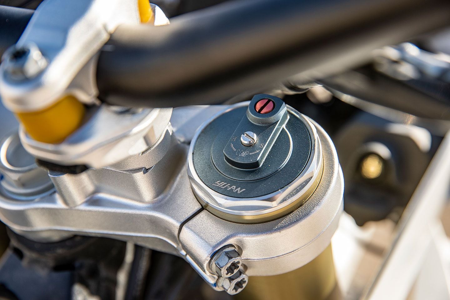 A Yu-an 49mm cartridge fork has compression and rebound damping adjustment.