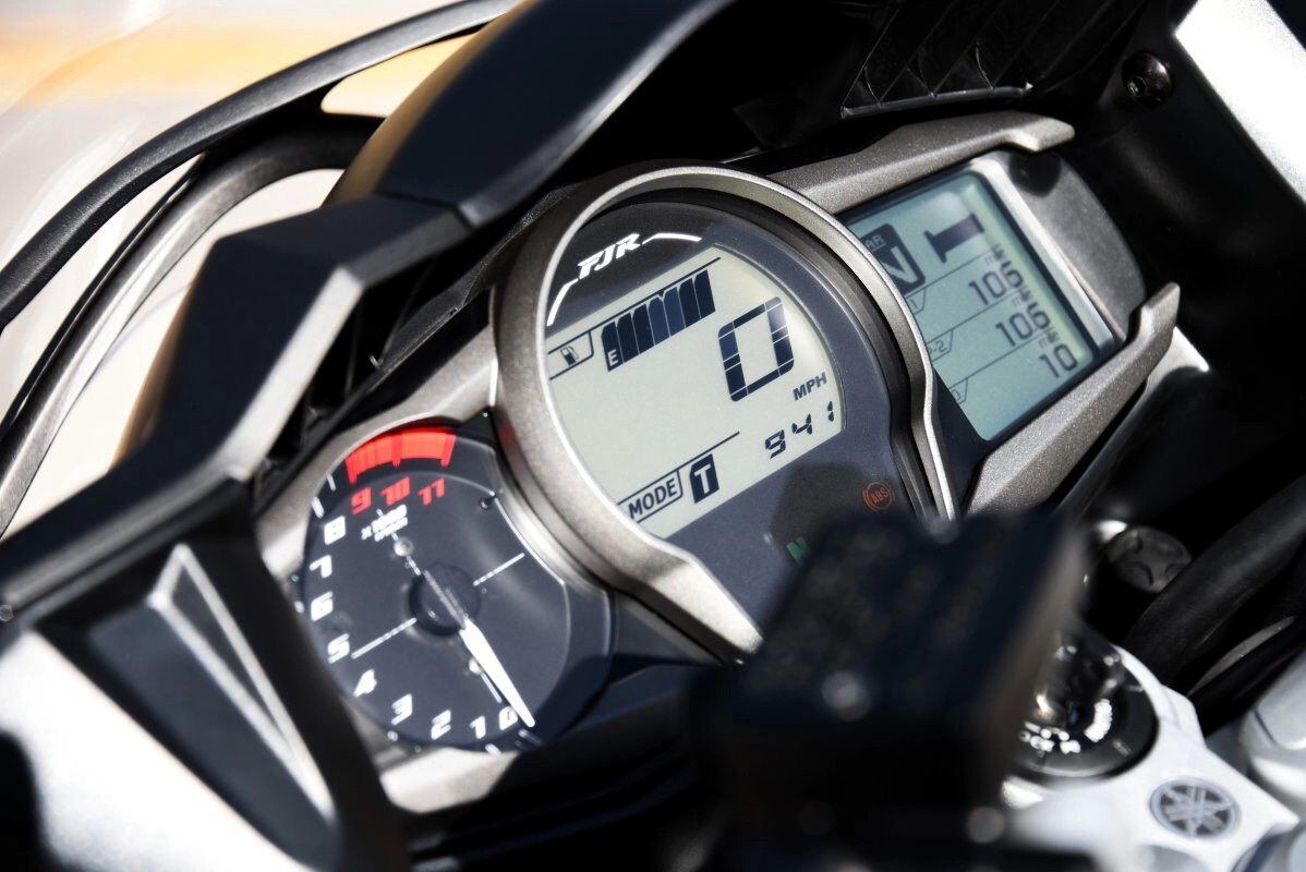 The FJR’s dash is a blend of LCD displays and analog gauges. TFT dashes may be all the rage these days, but for visibility and ease of use, there’s nothing wrong with the FJR’s old-school setup.