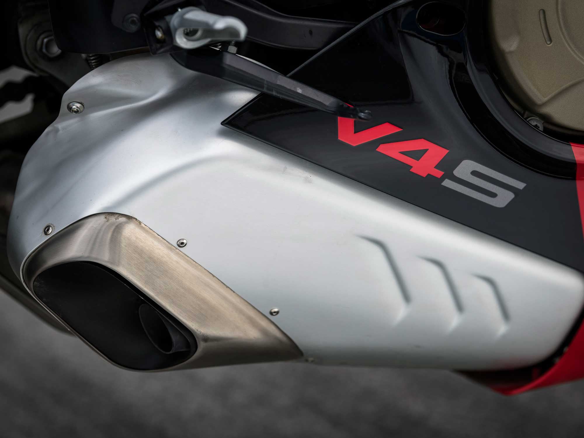 The exhaust pipe outlet was increased to reduce back pressure. Ducati says the engine is good for 90.6 pound-feet of torque at 11,000 rpm and 210 hp at 12,500 rpm. This is a slight reduction from last year’s Panigale due to current Euro5 regulations.