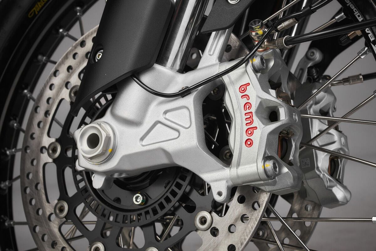A pair of Brembo Stylema radial-mount, four-piston calipers and 320mm discs are used up front.