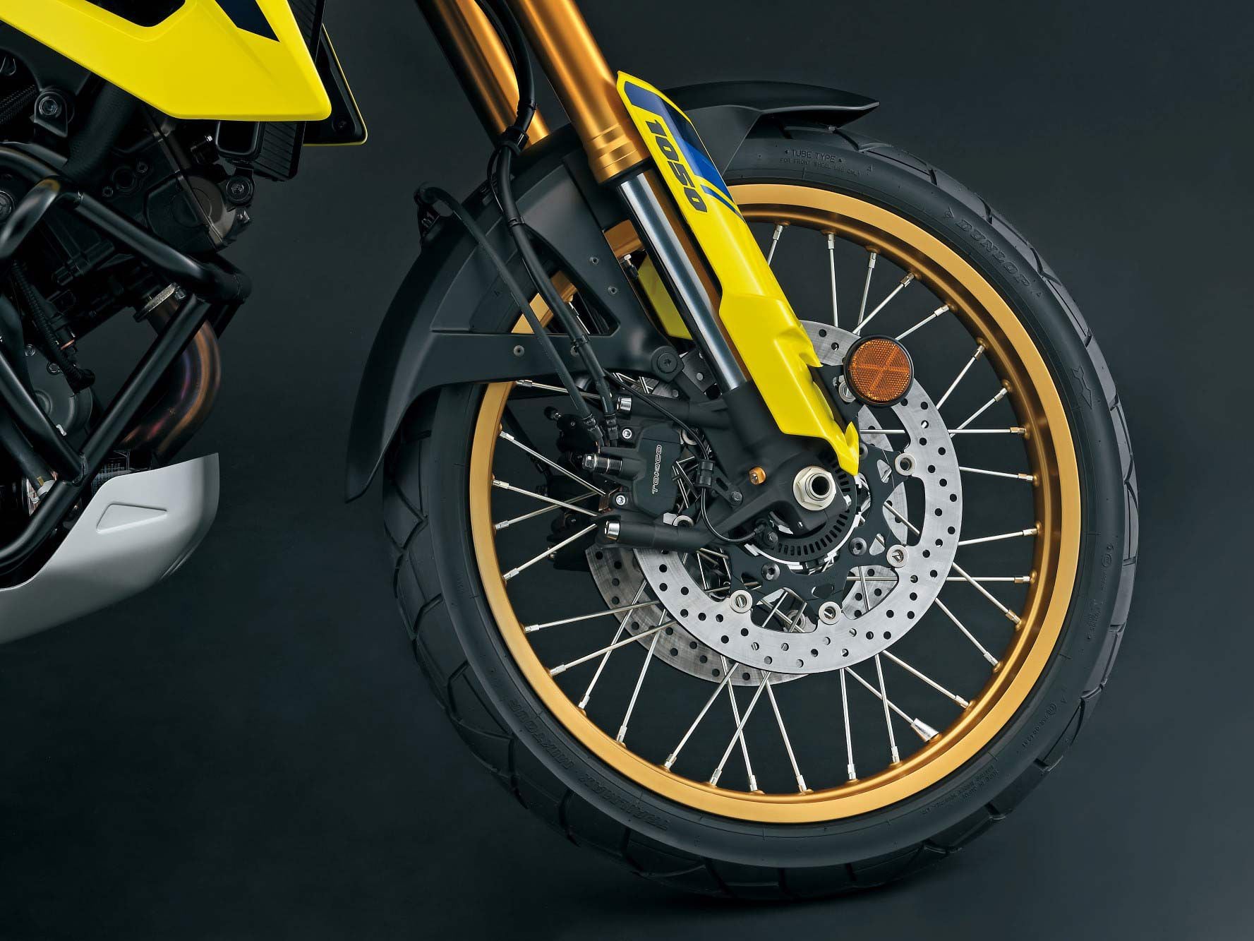 Suzuki’s new-for-2023 V-Strom 1050DE and 1050DE Adventure get a 21-inch front wheel, which uses an inner tube, while the rear wheel is tubeless.