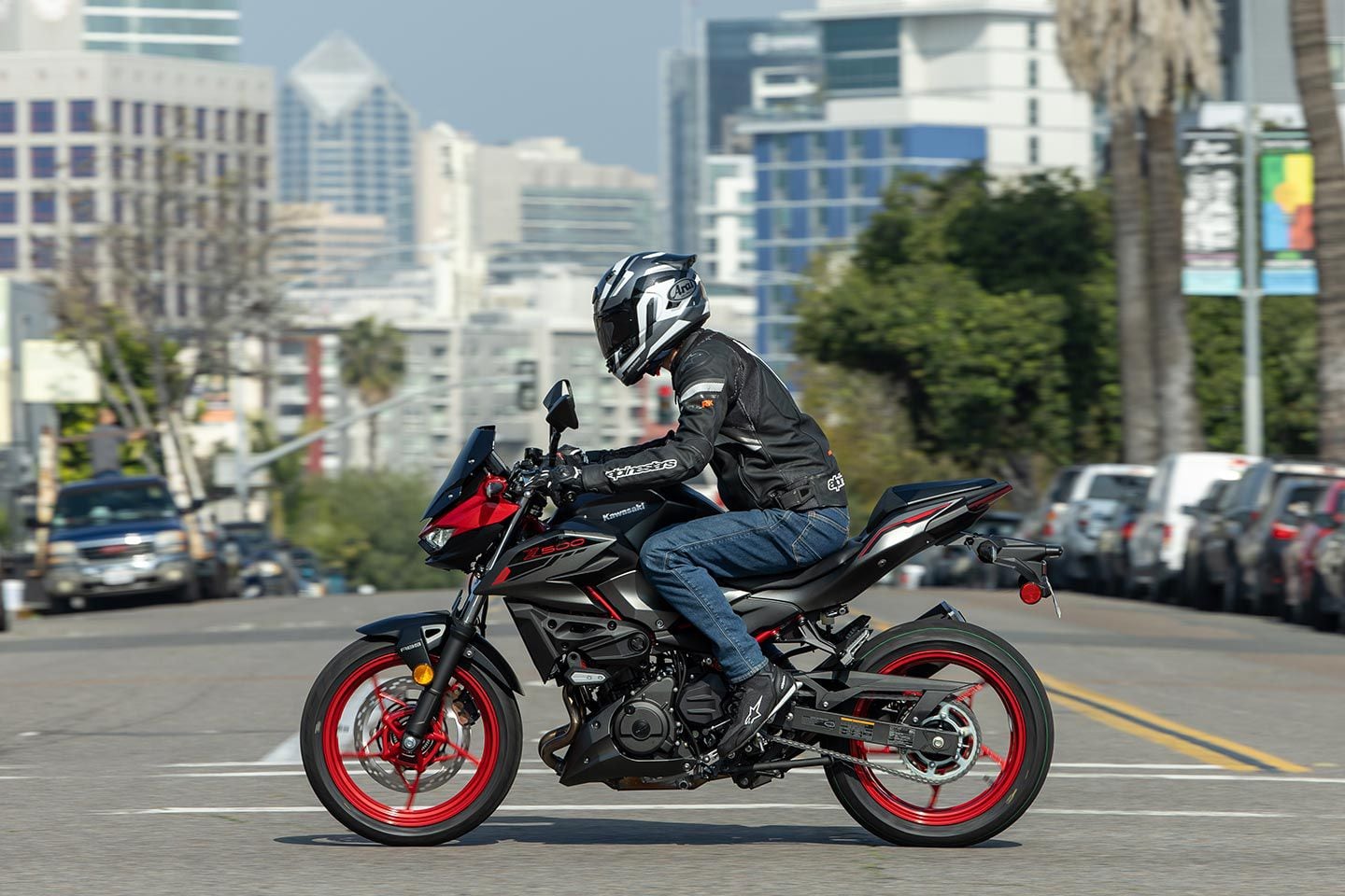 The Z500's 30.9-inch seat height makes the bike accessible for short riders, but it may compromise some comfort for tall riders.