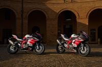 Bimota KB399 dan model ES tahun 2027 diparkir berdampingan.