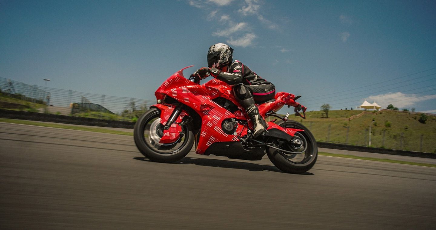 CFMoto revealed its new 675SR to fans of the brand at the Zhuzhou International Circuit in China recently. The bike is powered by a new 675cc triple.